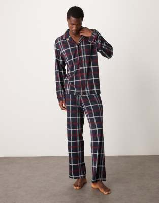 Пижамный комплект из рубашки и брюк Urban Threads poly с длинным рукавом и темно-синим принтом в клетку
