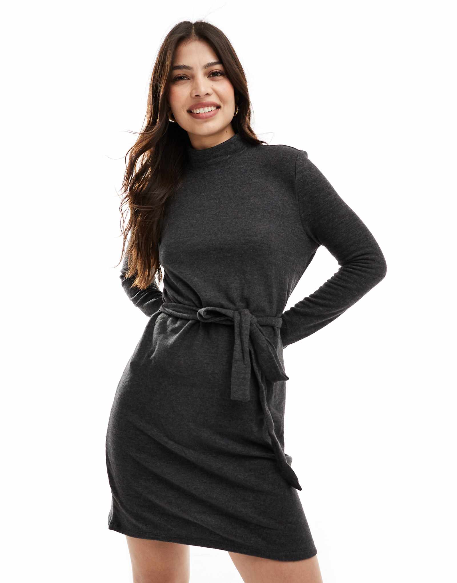 Трикотажное мини-платье Vero Moda с высоким воротом и завязывающейся талией из черного меланжа 9990₽