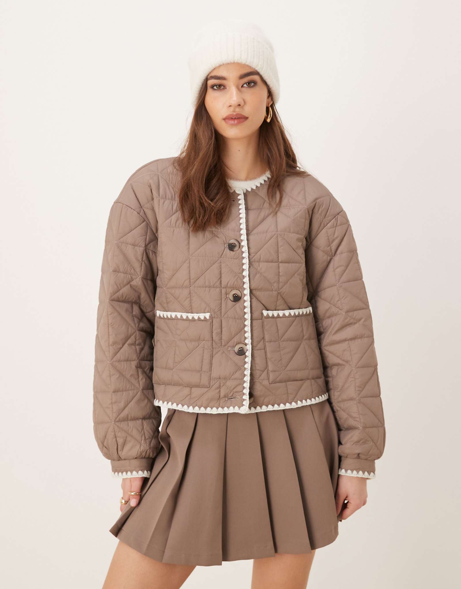 Укороченная куртка-бомбер со стеганой отделкой VILA коричневого цвета 12090₽