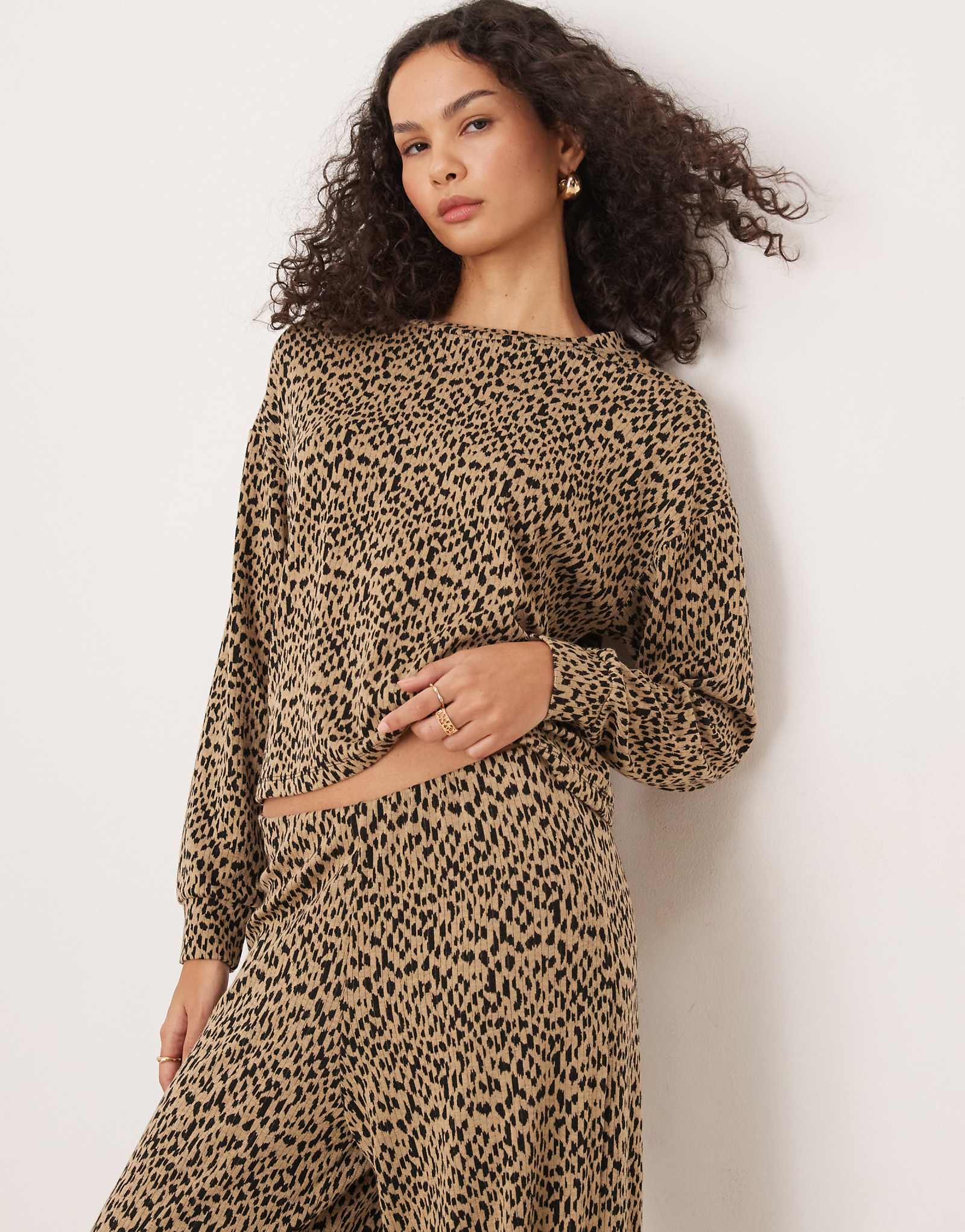 Топ из сверхмягкого трикотажа VILA с мини-леопардовым принтом - часть комплекта