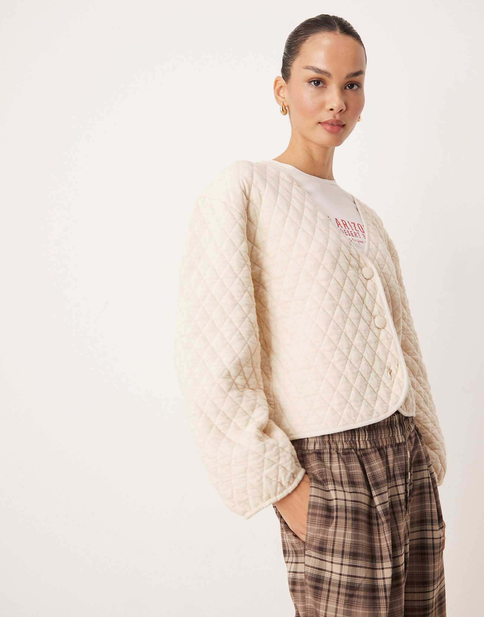 Укороченный бомбер из мягкого стеганого трикотажа VILA кремового цвета 14090₽