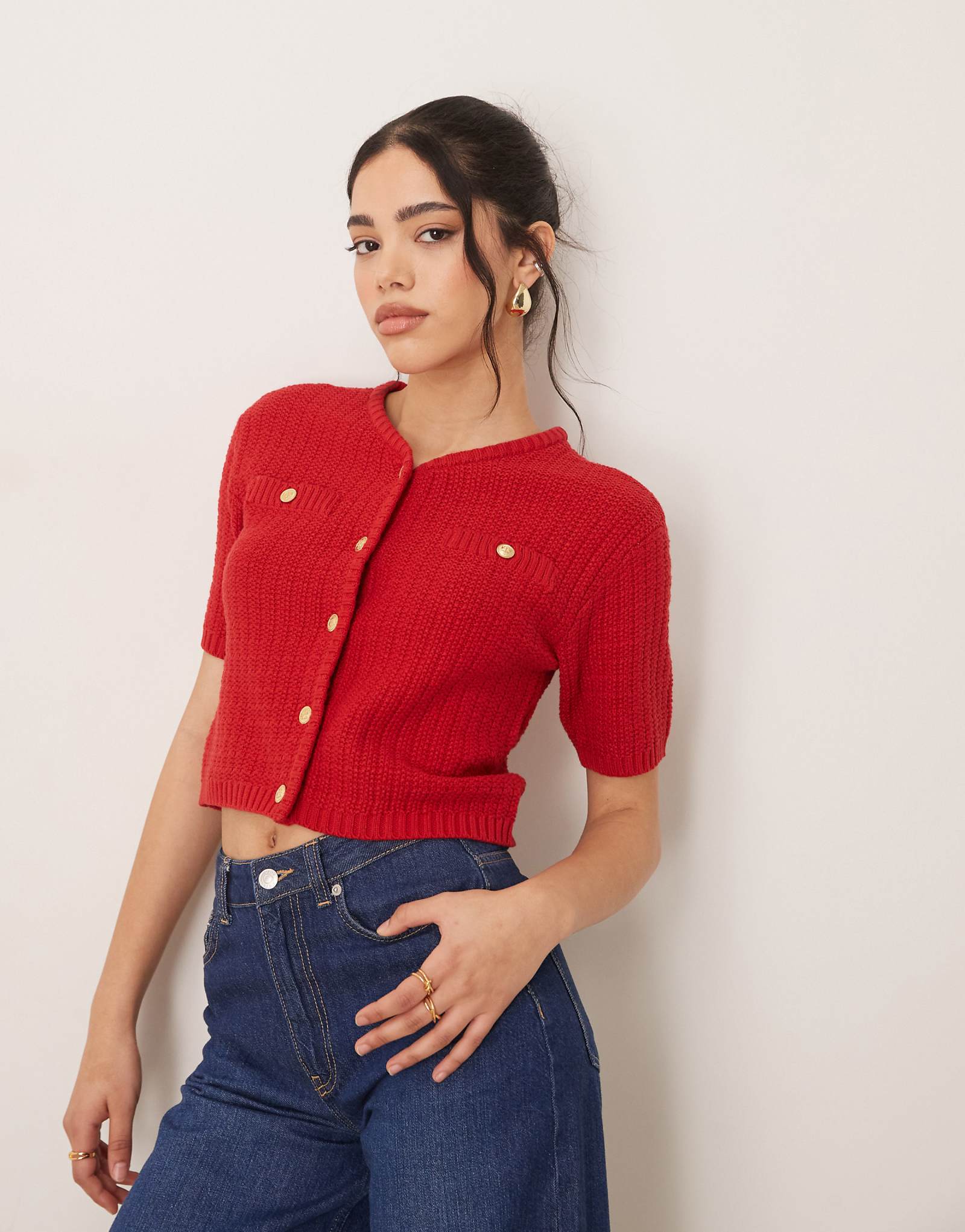 Вязаный кардиган в стиле букле с коротким рукавом от VILA красного цвета 11590₽