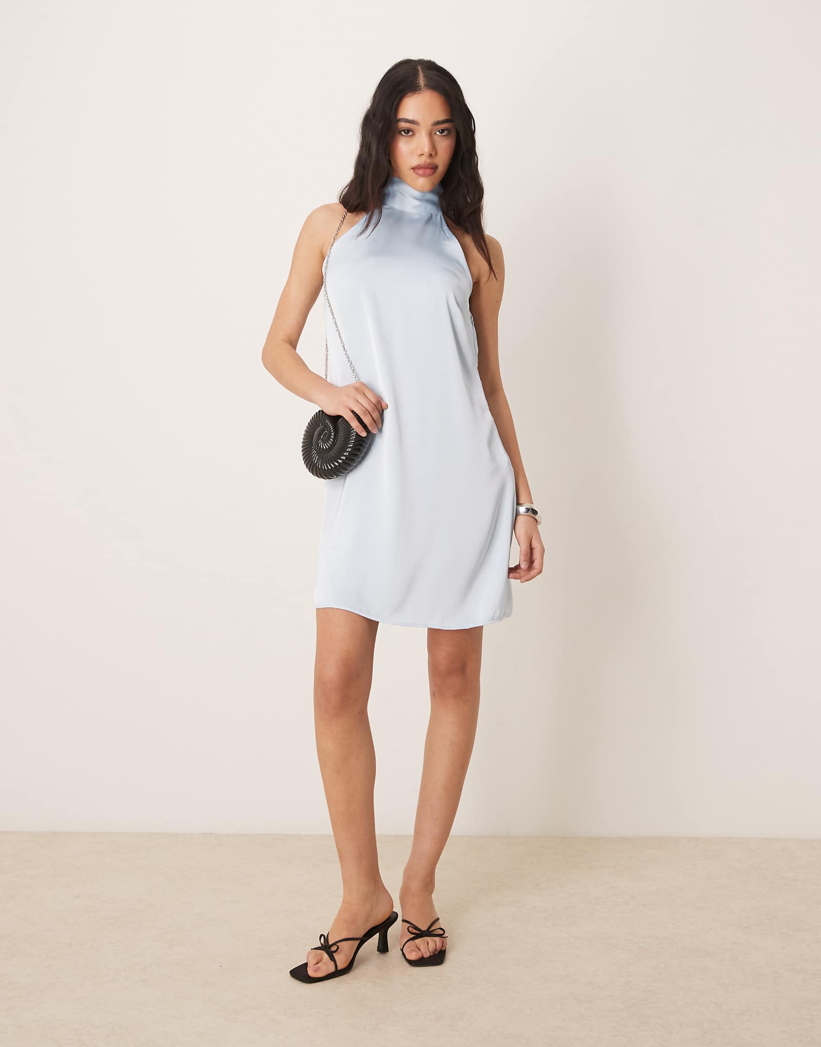 Атласное мини-платье на бретельках VILA пастельно-голубого цвета 9290₽