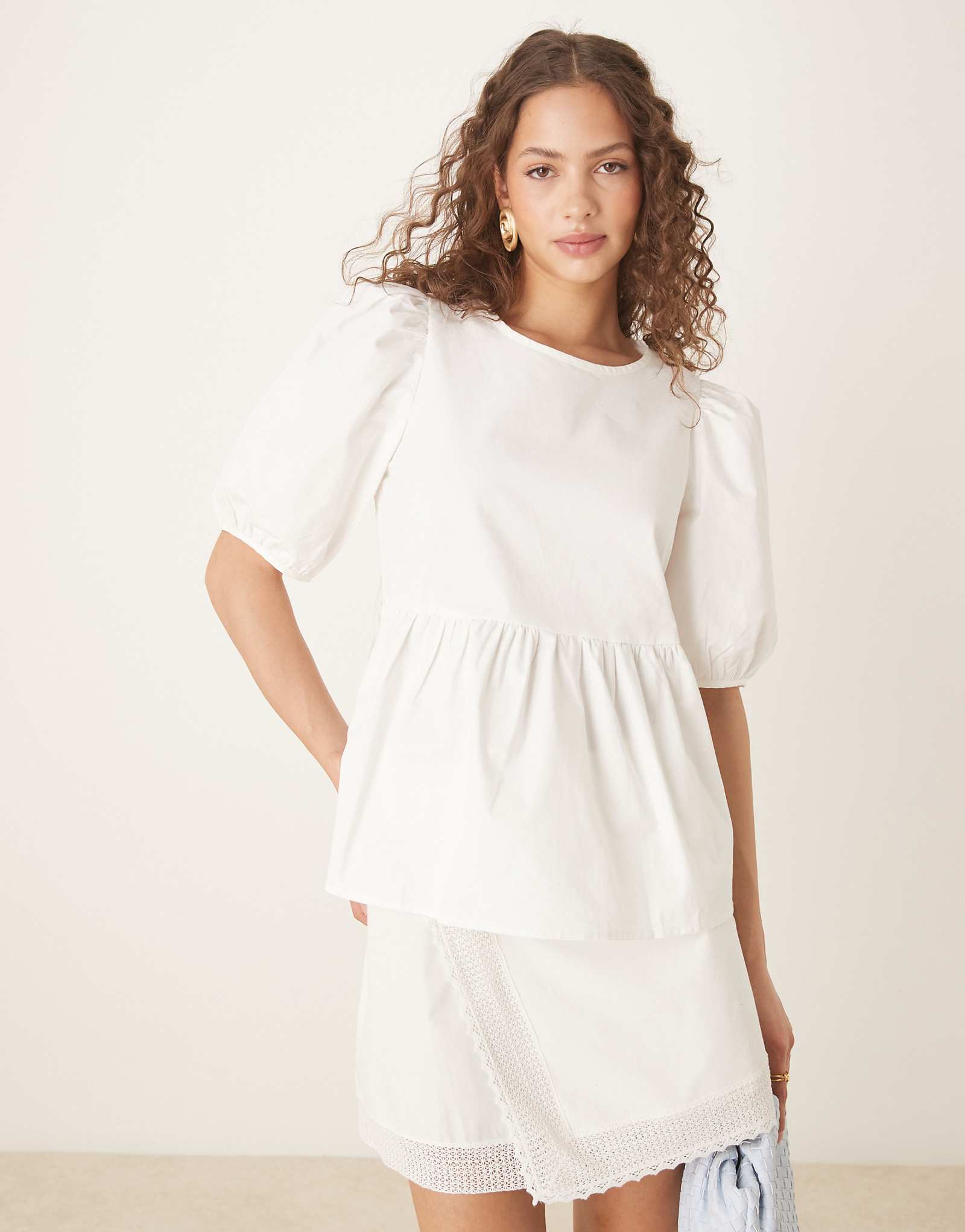 Хлопковый поплиновый топ с пышными рукавами VILA белого цвета 8890₽