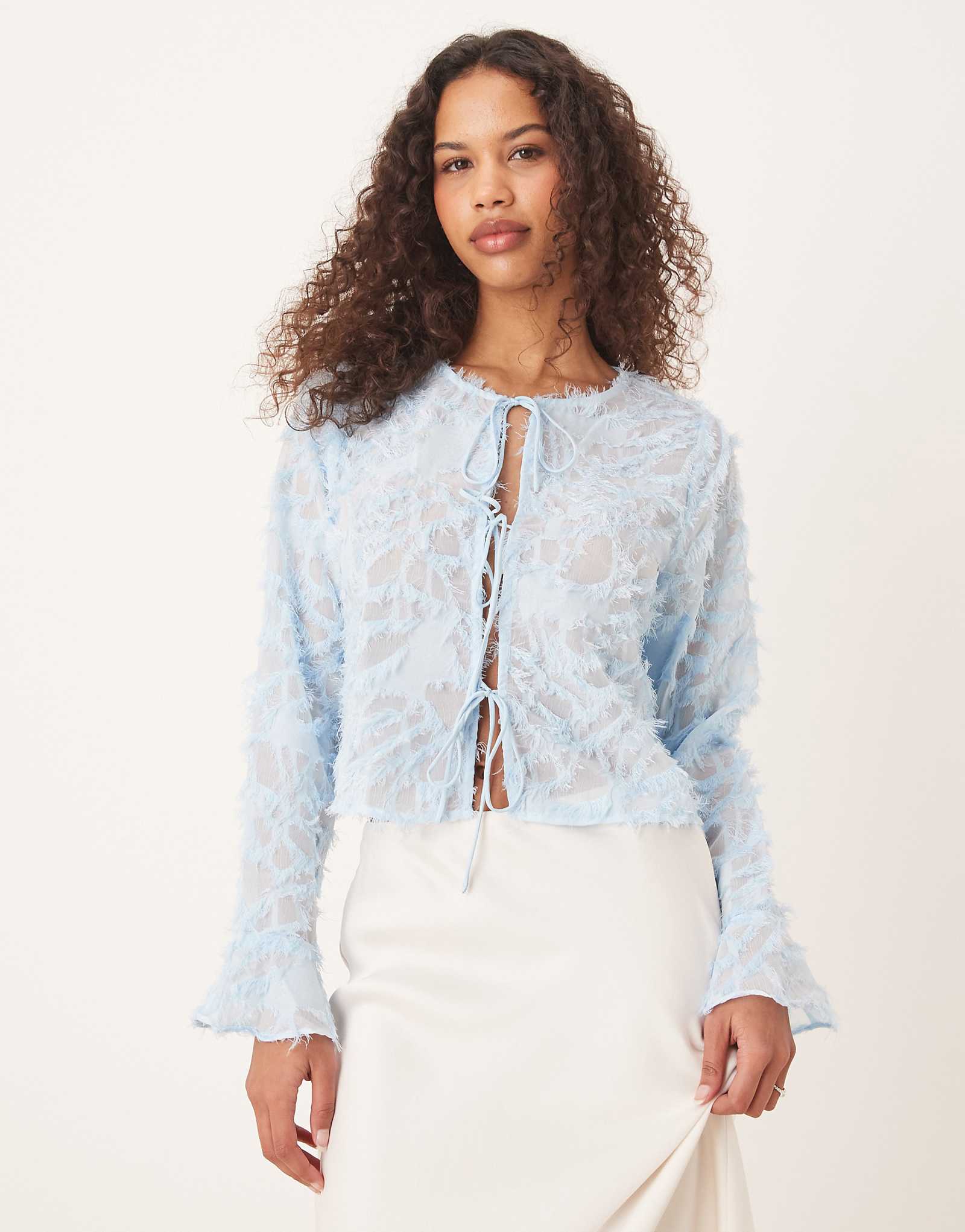 Топ Vila с длинным рукавом и завязкой из перьев спереди пастельно-голубого цвета 10990₽