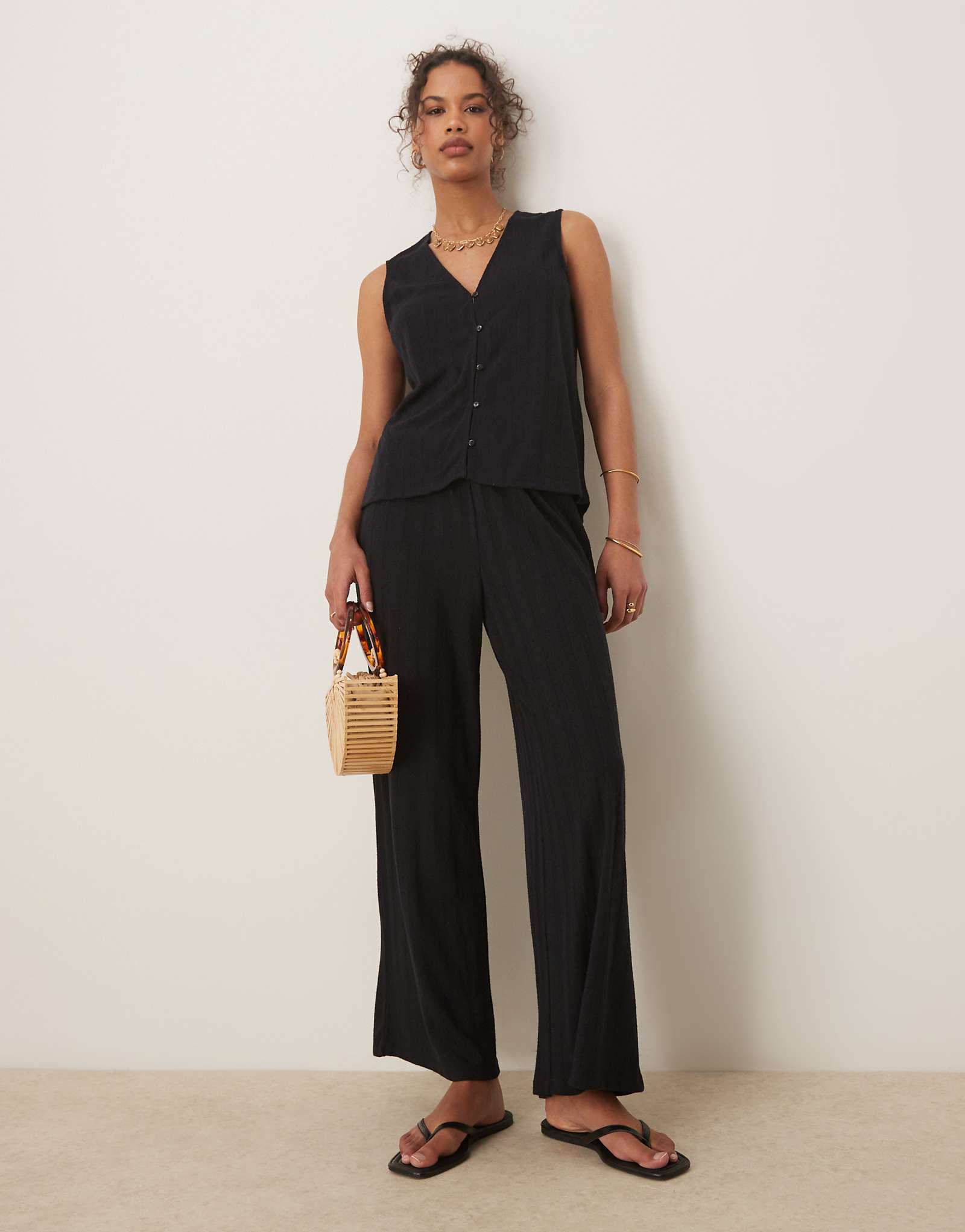 Широкие брюки из легкого трикотажа Vila черного цвета - часть комплекта 11390₽