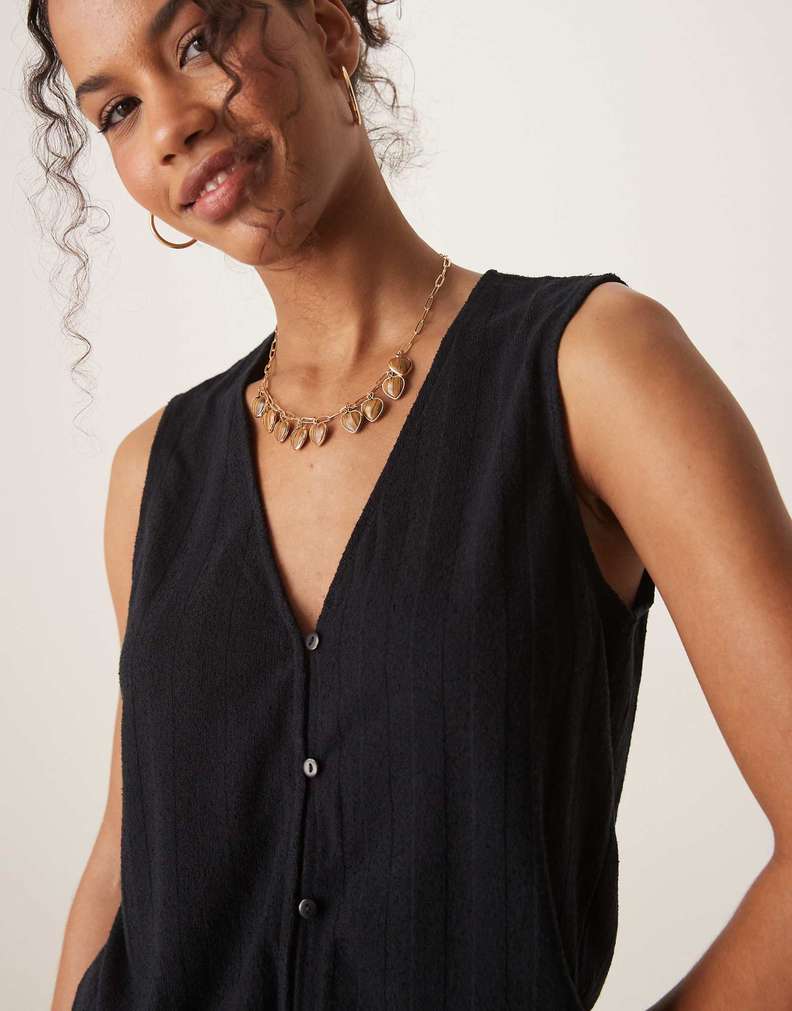 Легкий жилет без рукавов из трикотажа в рубчик Vila черного цвета - часть комплекта 9590₽