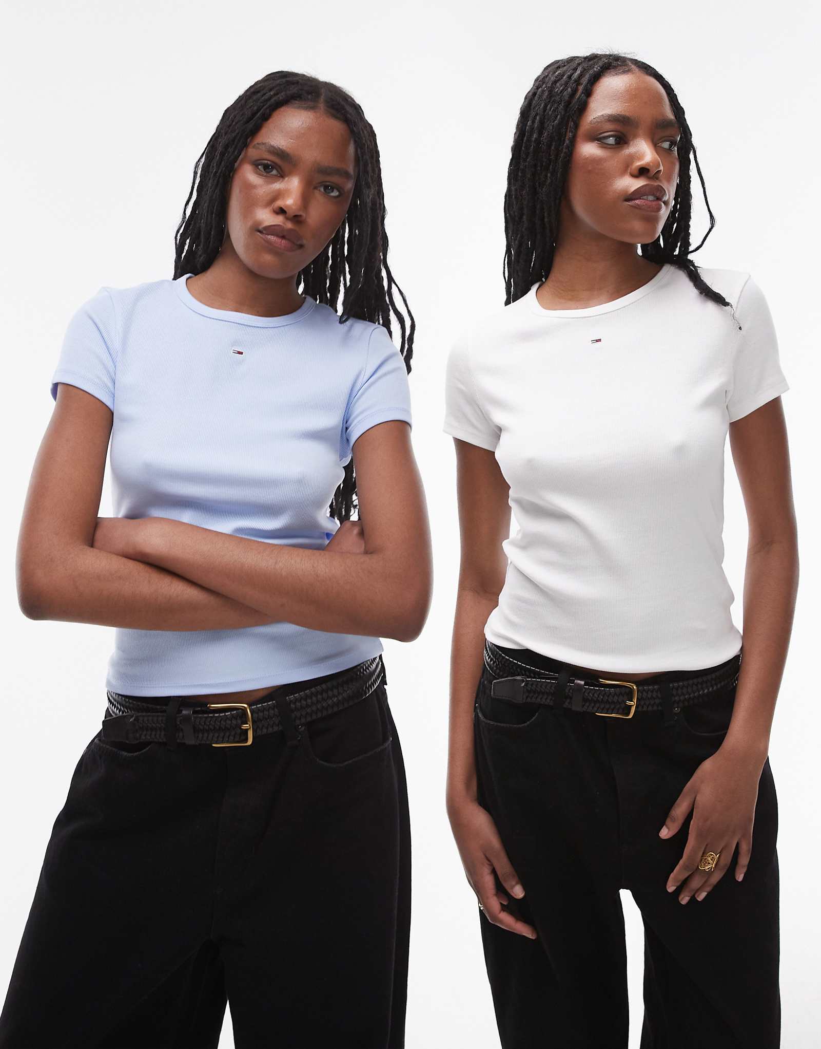 Футболки Tommy Jeans 2-pack slim essential белого и синего цветов 14890₽