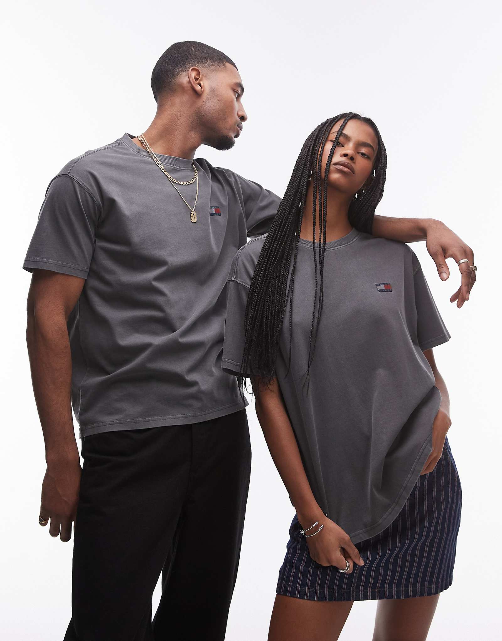 Обычная футболка унисекс со значком Tommy Jeans выстиранная черная 10390₽