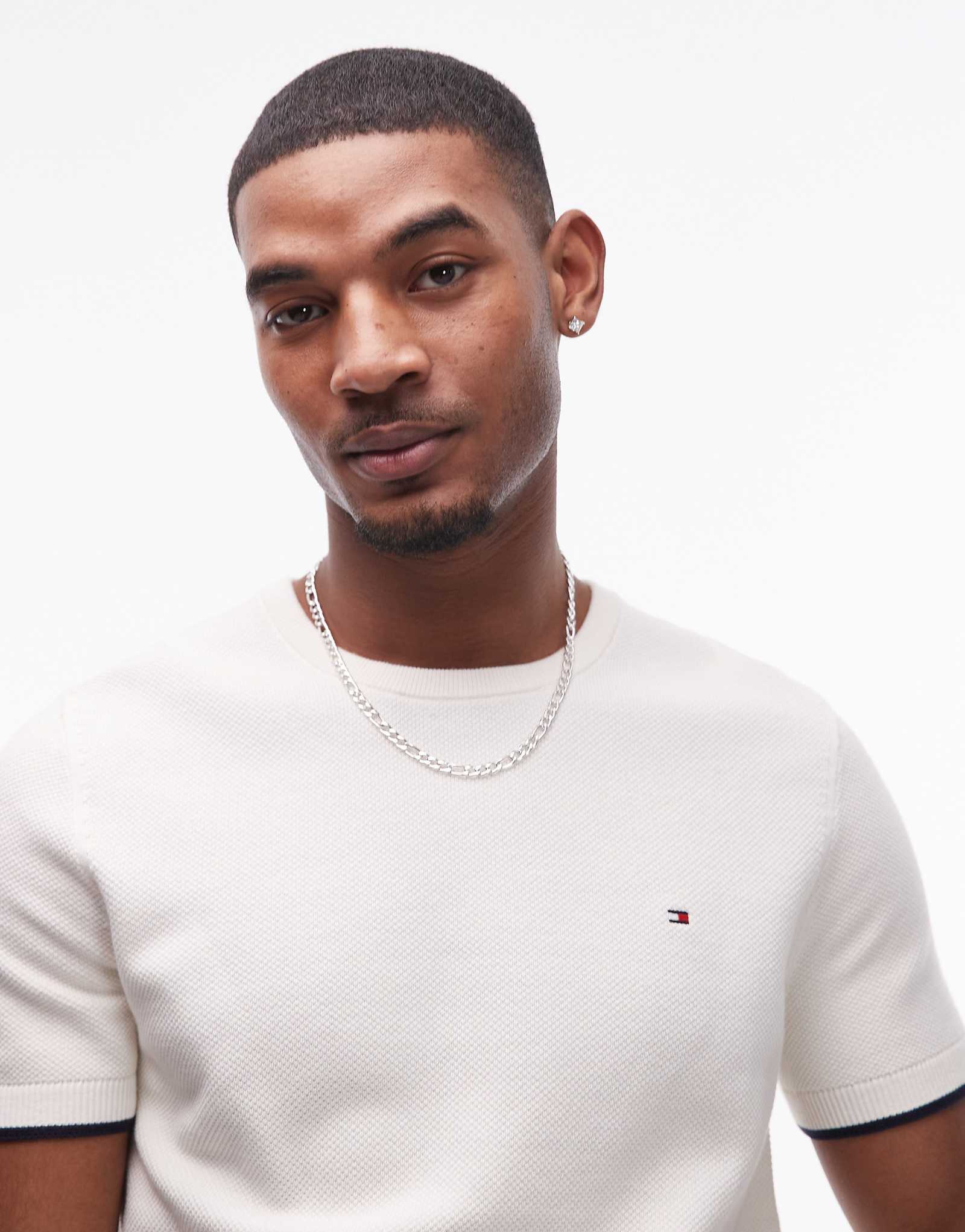 Трикотажная футболка Tommy Hilfiger tipped белоснежного цвета 18390₽