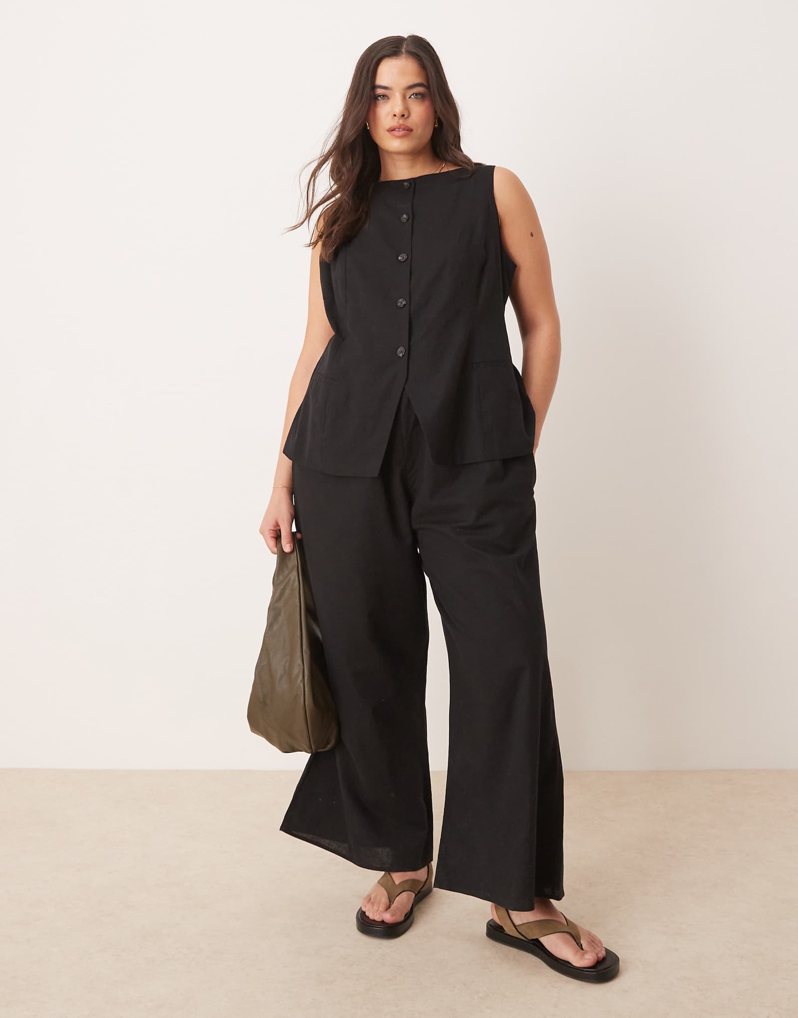 Комбинезон-жилет ASOS DESIGN Curve на пуговицах черного цвета 8590₽