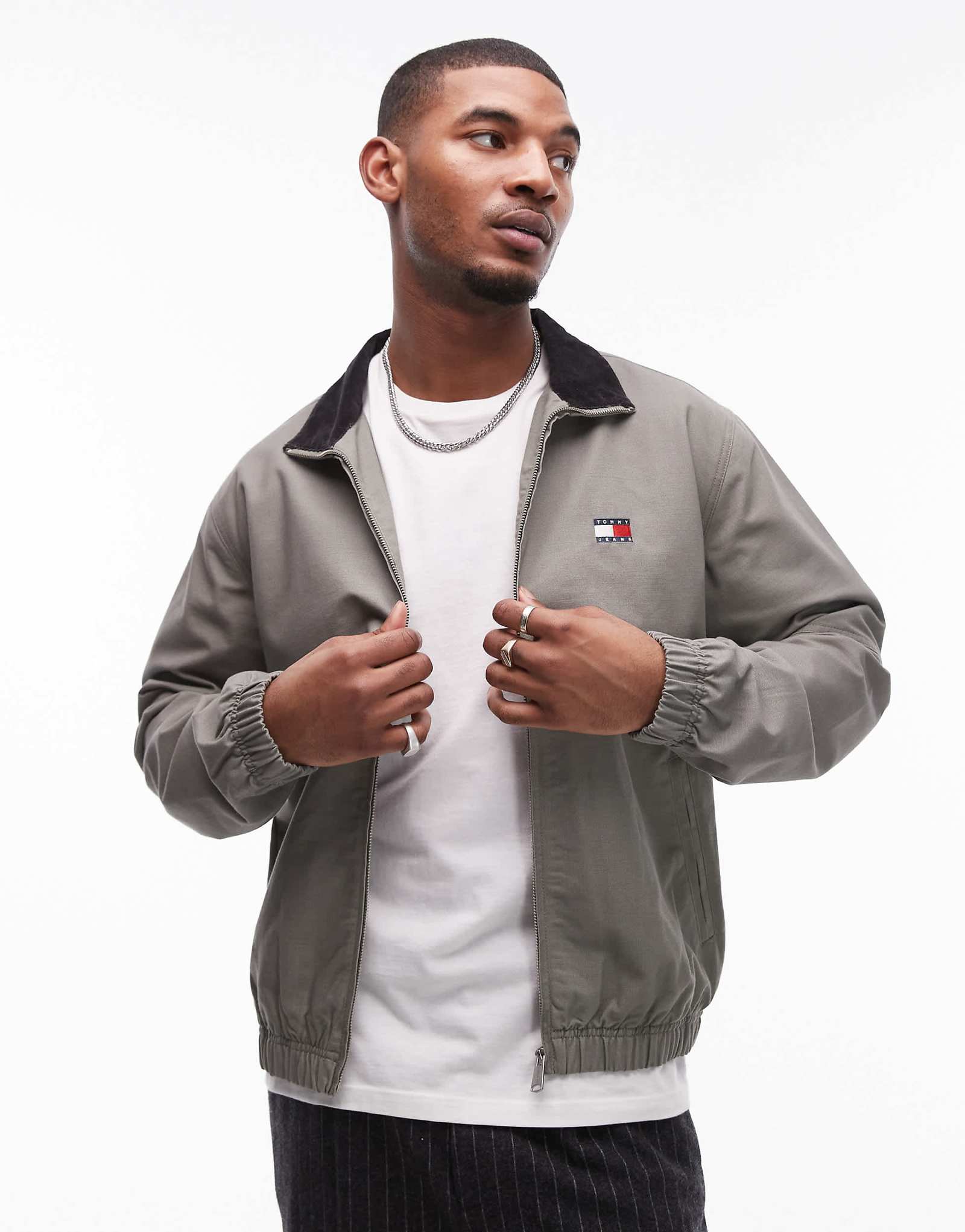 Незаменимая куртка Tommy Jeans серого цвета 30390₽