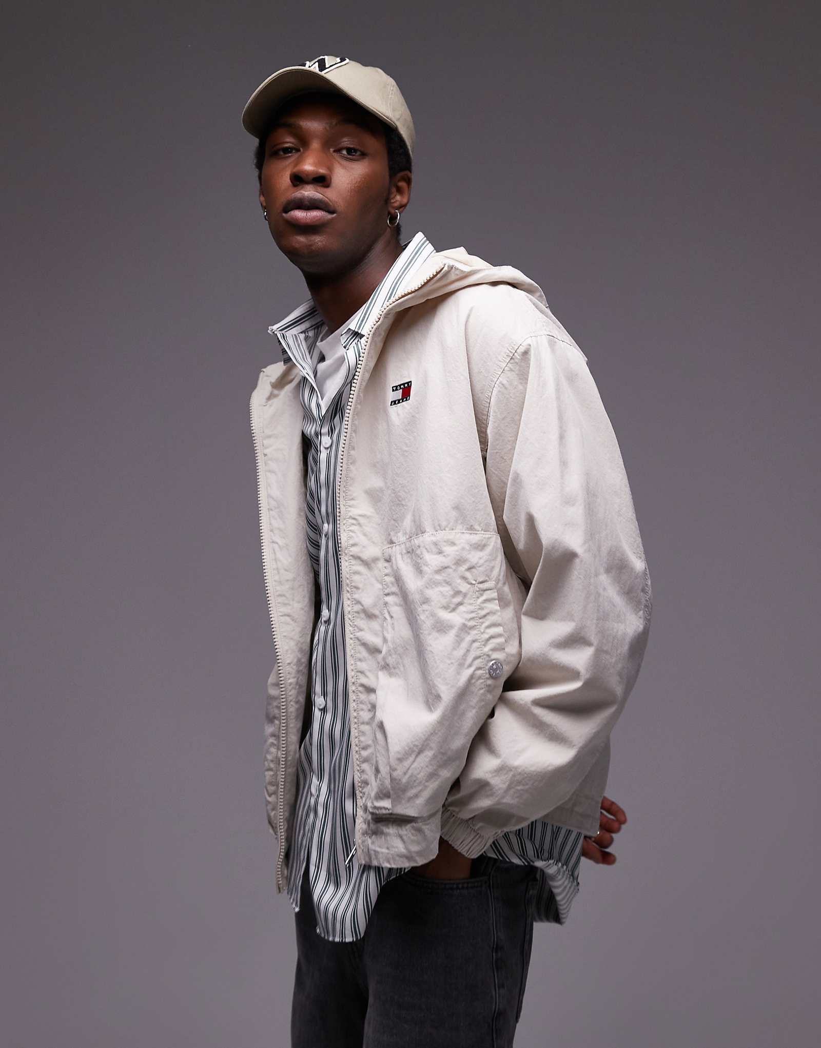 Куртка с капюшоном Tommy Jeans темно-белого цвета 19090₽