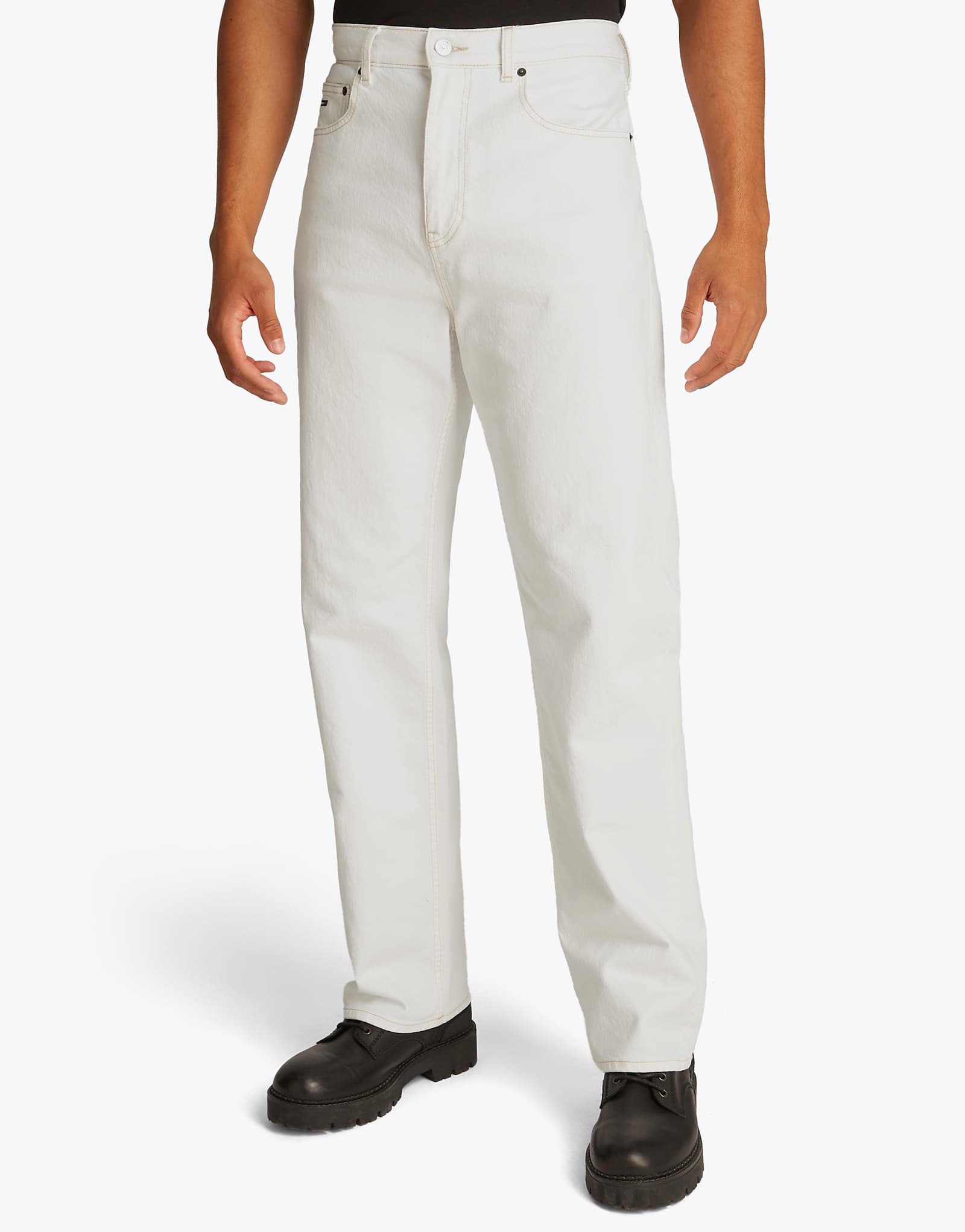 Джинсы Tommy Jeans Otis - обычные джинсы с прямыми штанинами белого цвета 13090₽