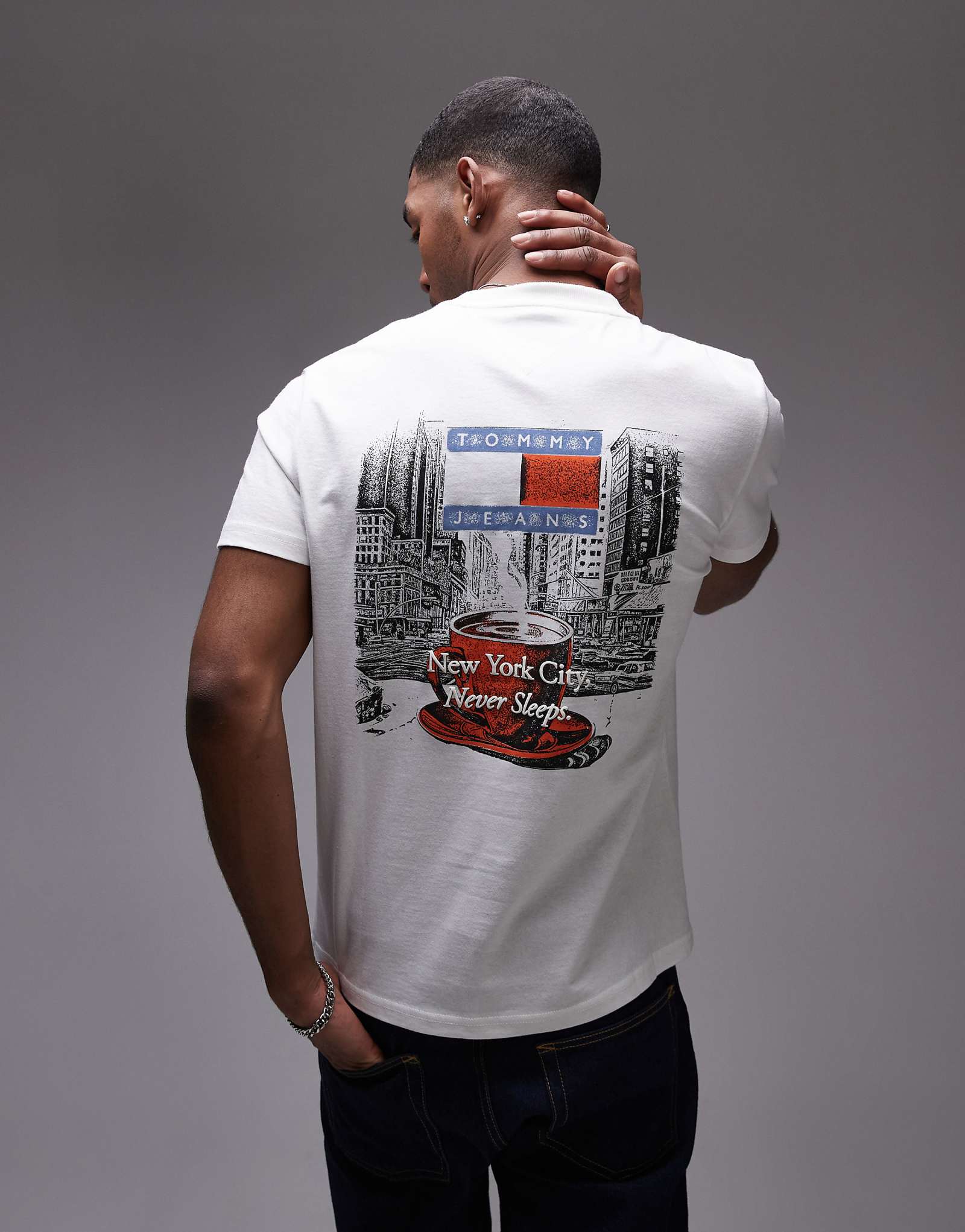 Футболка с принтом Tommy Jeans new york coffee на спине белого цвета 9390₽