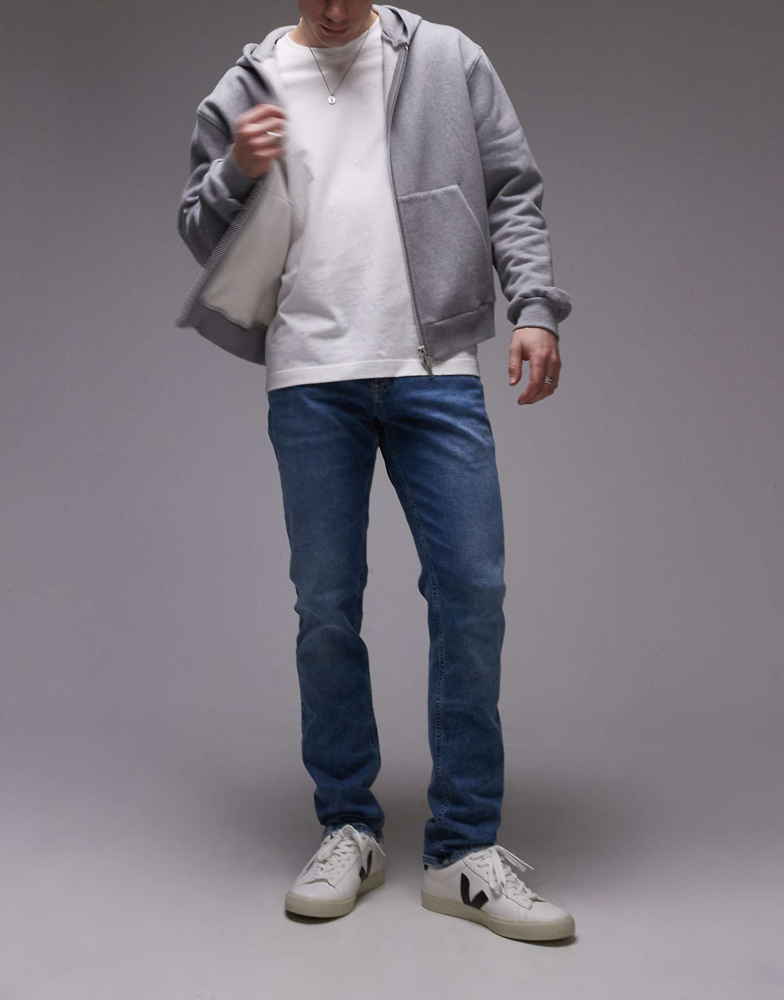 Зауженные джинсы Tommy Jeans Scanton средней стирки 16190₽