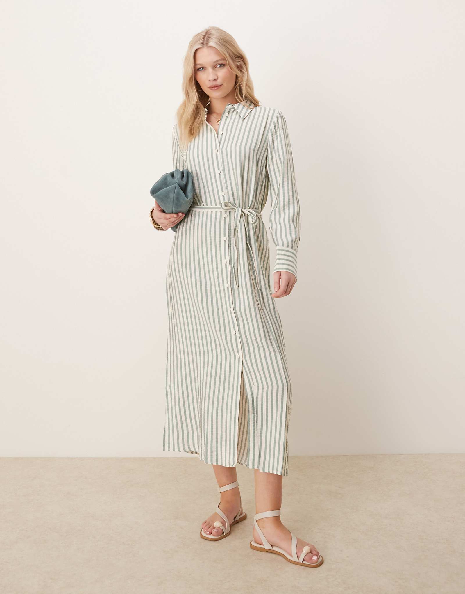 Макси-платье-рубашка с завязками на талии в зеленую и кремовую полоску 21190₽