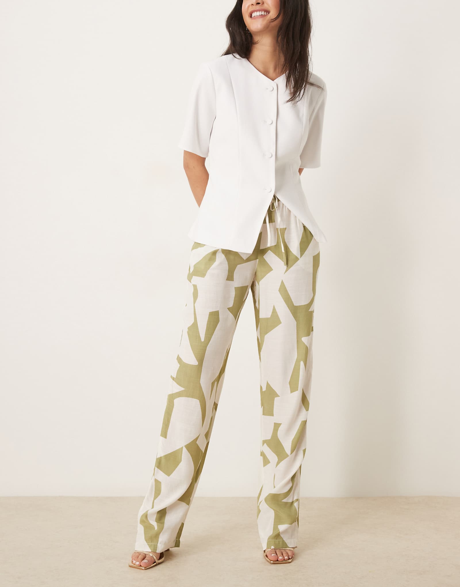 Широкие брюки VILA с завышенной талией и геометрическим принтом цвета шалфея 4690₽