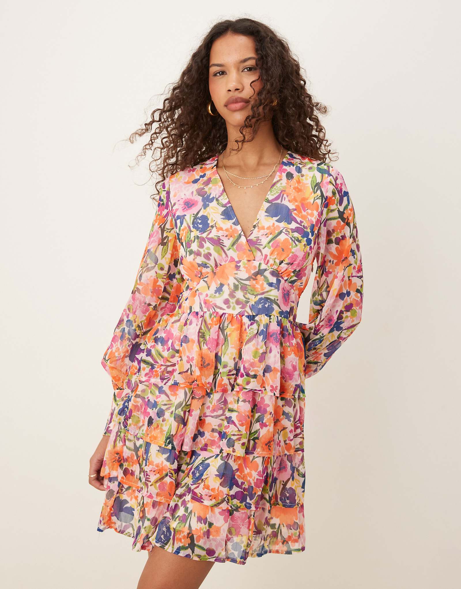 Многоярусное мини-платье Vila с разноцветным цветочным принтом 11890₽