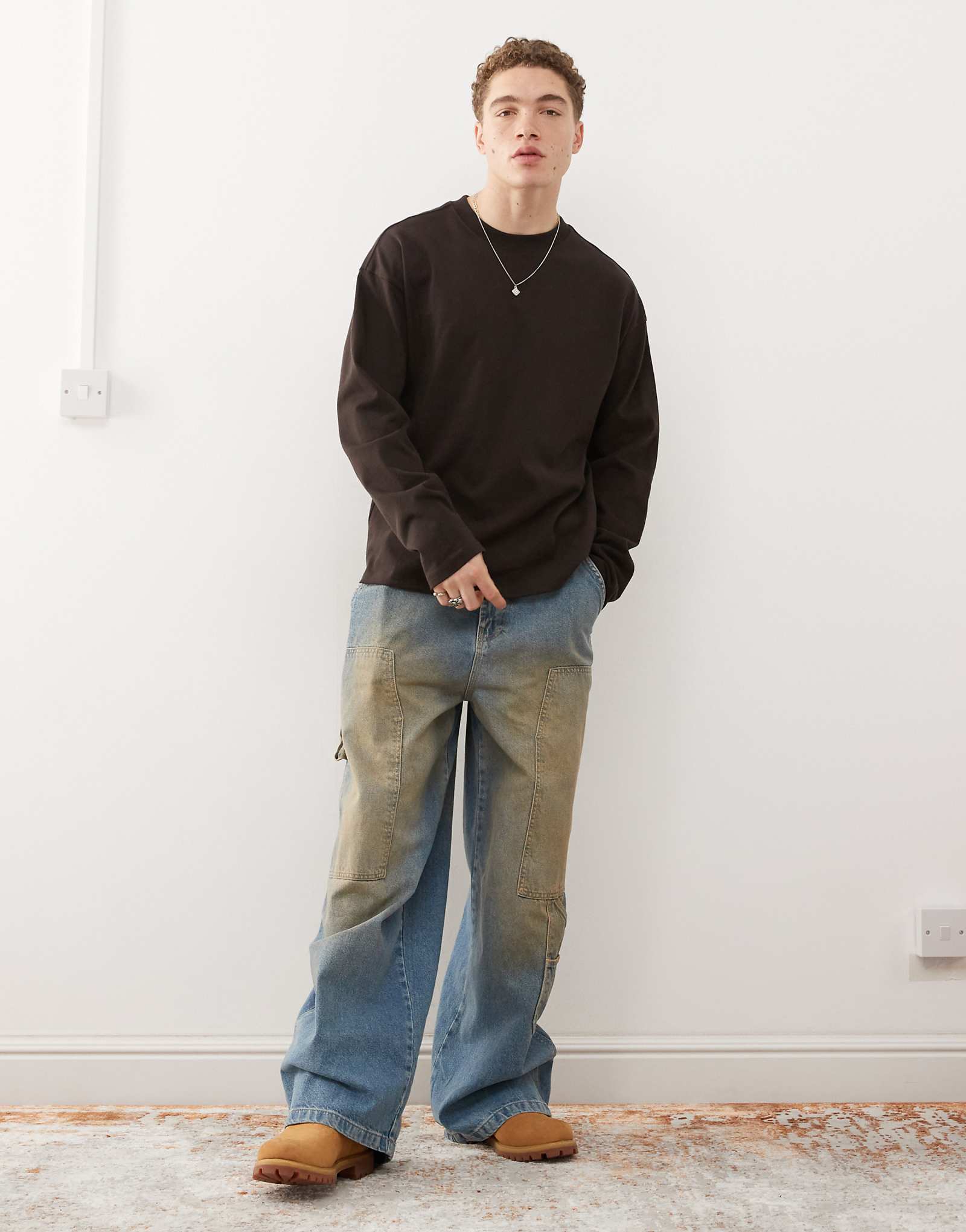 Повседневный облегающий топ с длинным рукавом коричневого цвета 4390₽