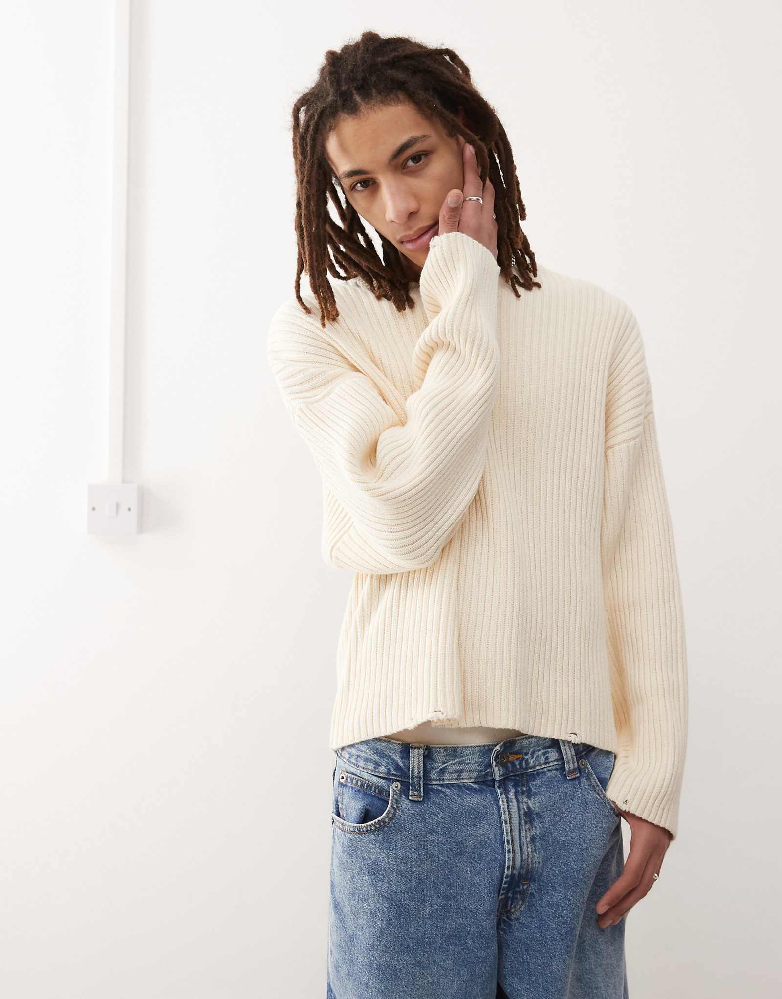 Плотный свитер в рубчик Weekday Arthur с потертостями на подоле темно-белого цвета 12790₽