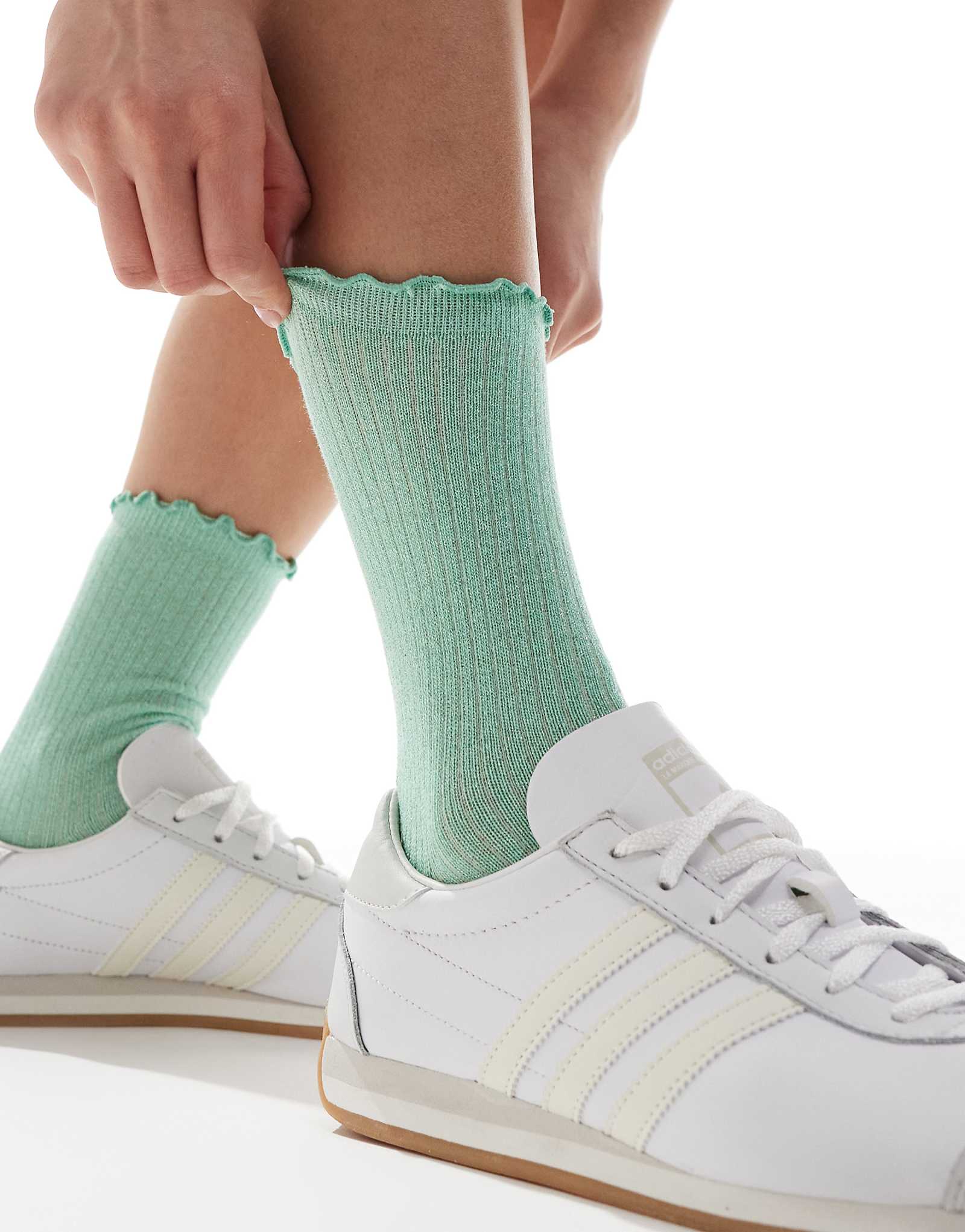 Носки Vero Moda с блестками в рубчик и оборкой по краю зеленого цвета 1990₽