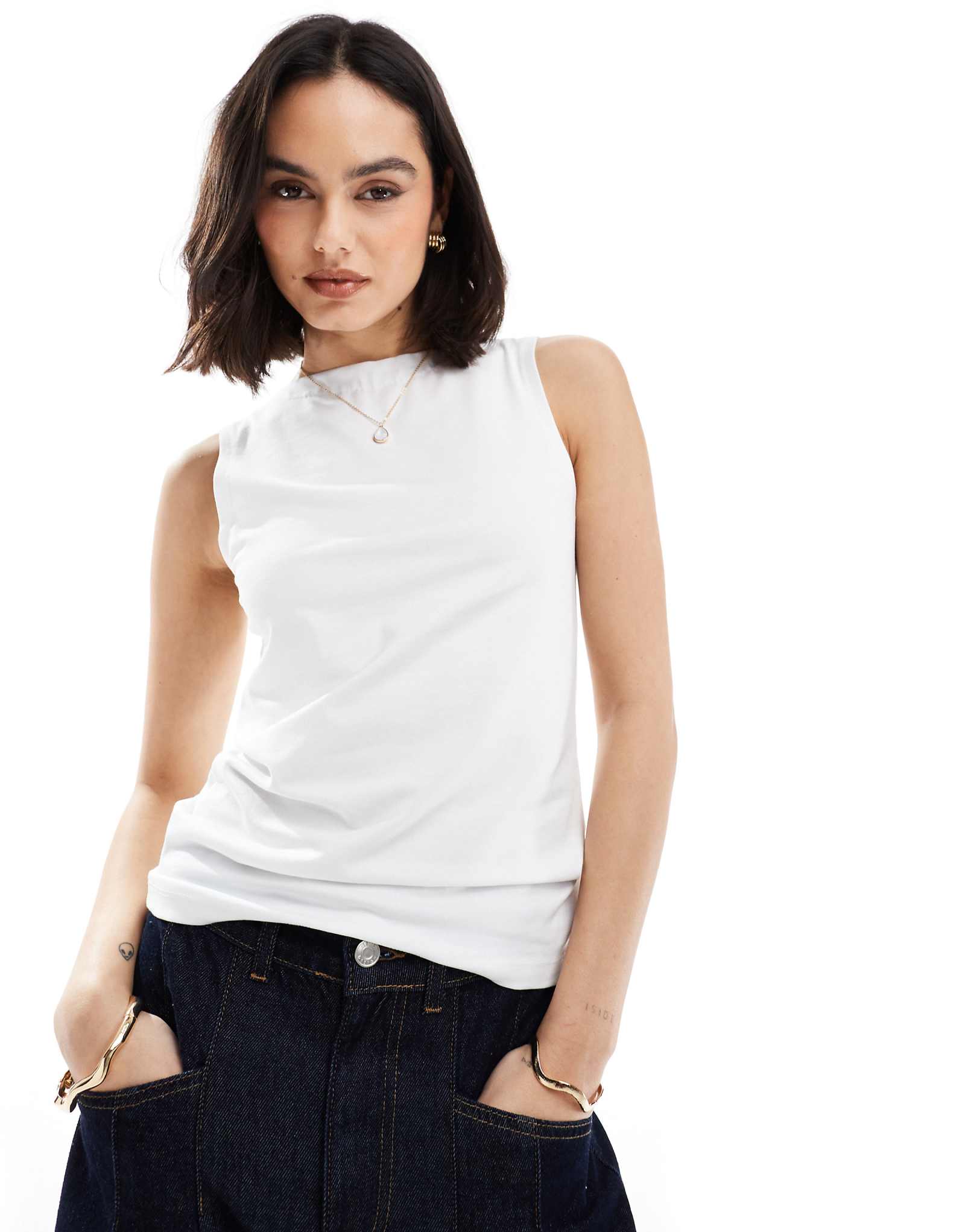 Трикотажный топ без рукавов с вырезом лодочкой от Vero Moda белого цвета 4990₽