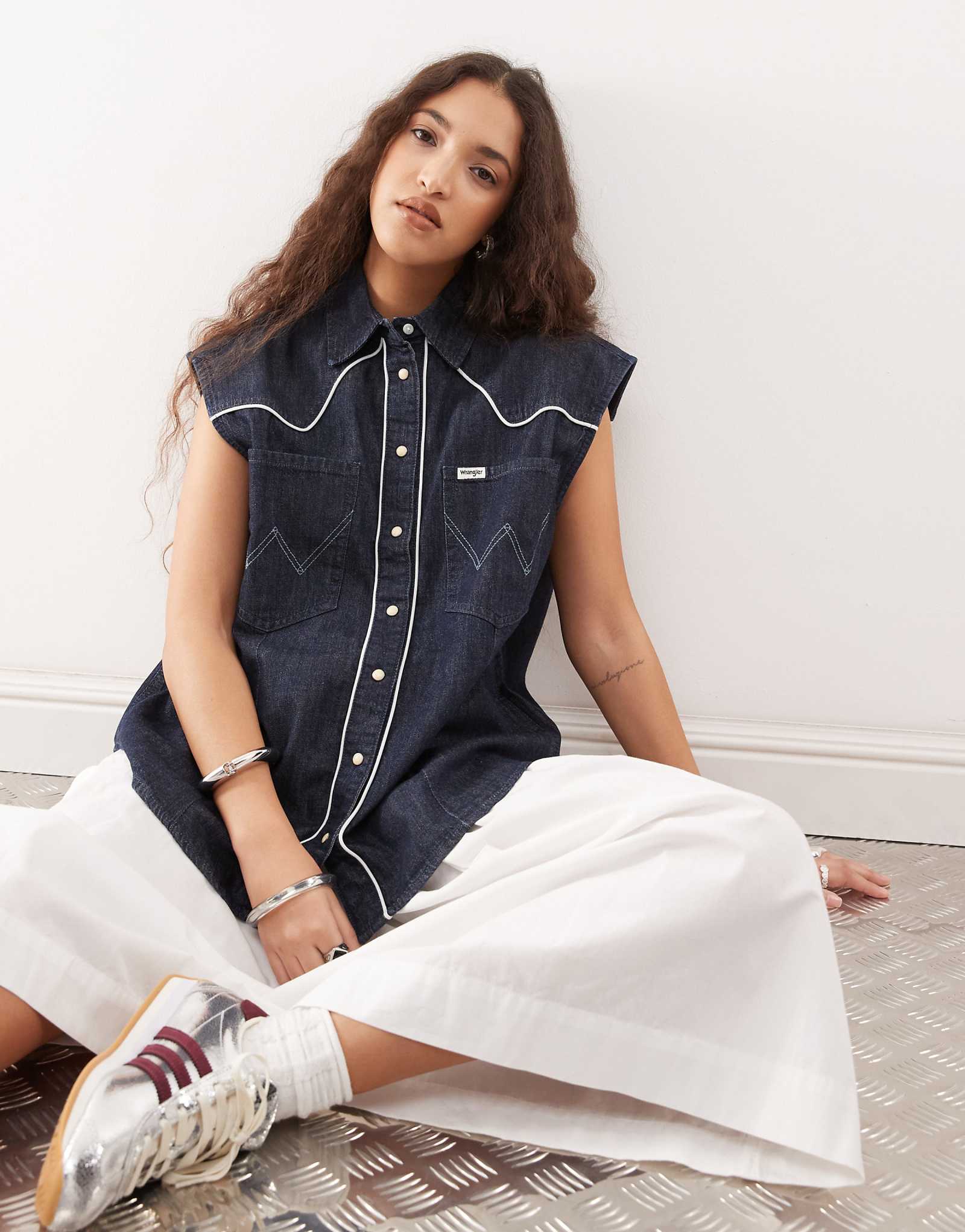 Джинсовая рубашка в западном стиле Wrangler без рукавов темно-синего цвета 14190₽