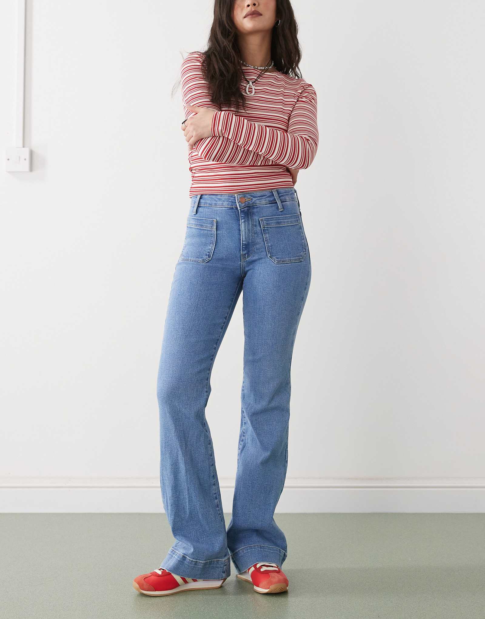 Джинсы-клеш Wrangler ярко-синего цвета с передними карманами 9790₽