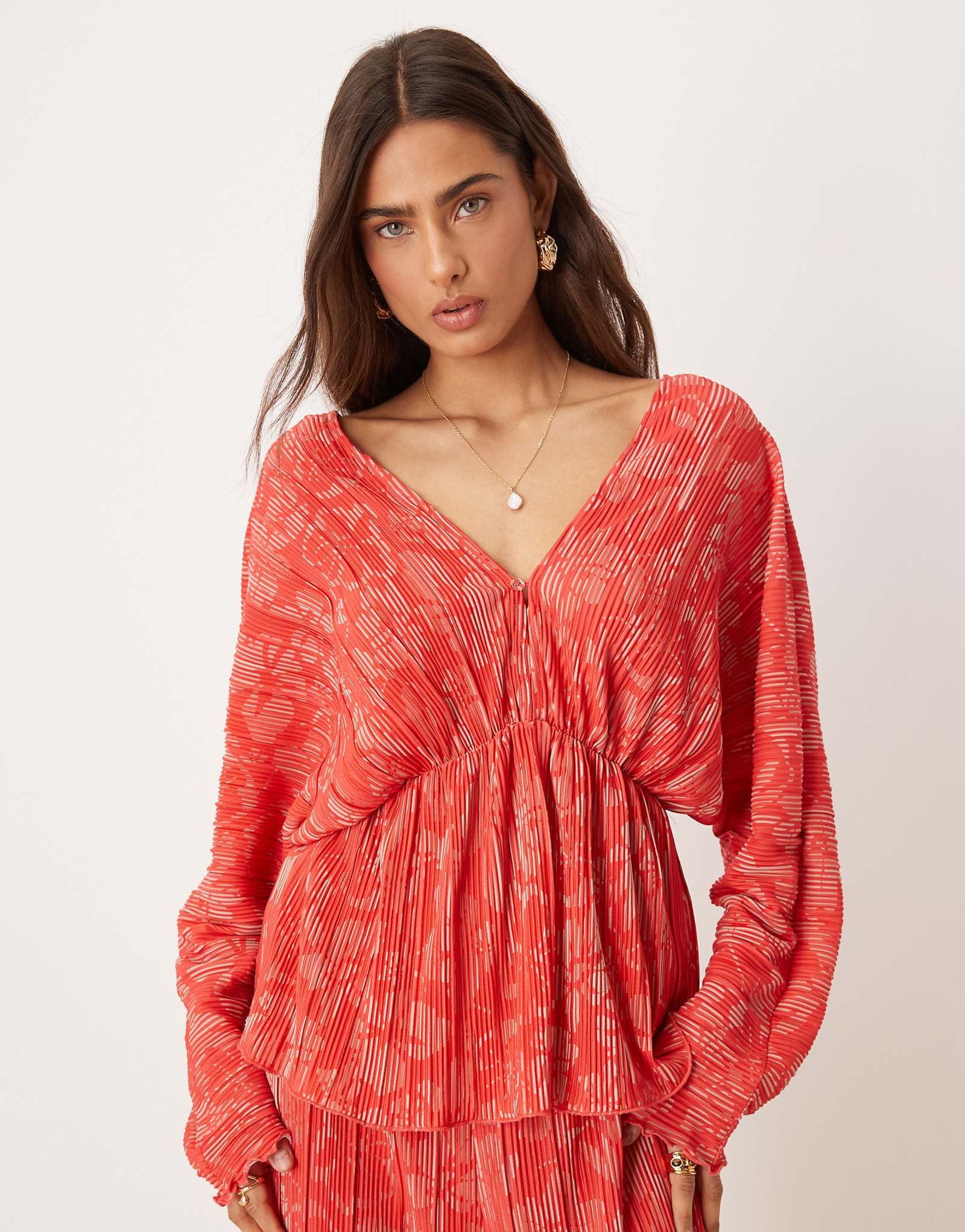 Красно-розовый плиссированный топ YAS с глубоким вырезом спереди и цветочным принтом - часть комплекта 8790₽