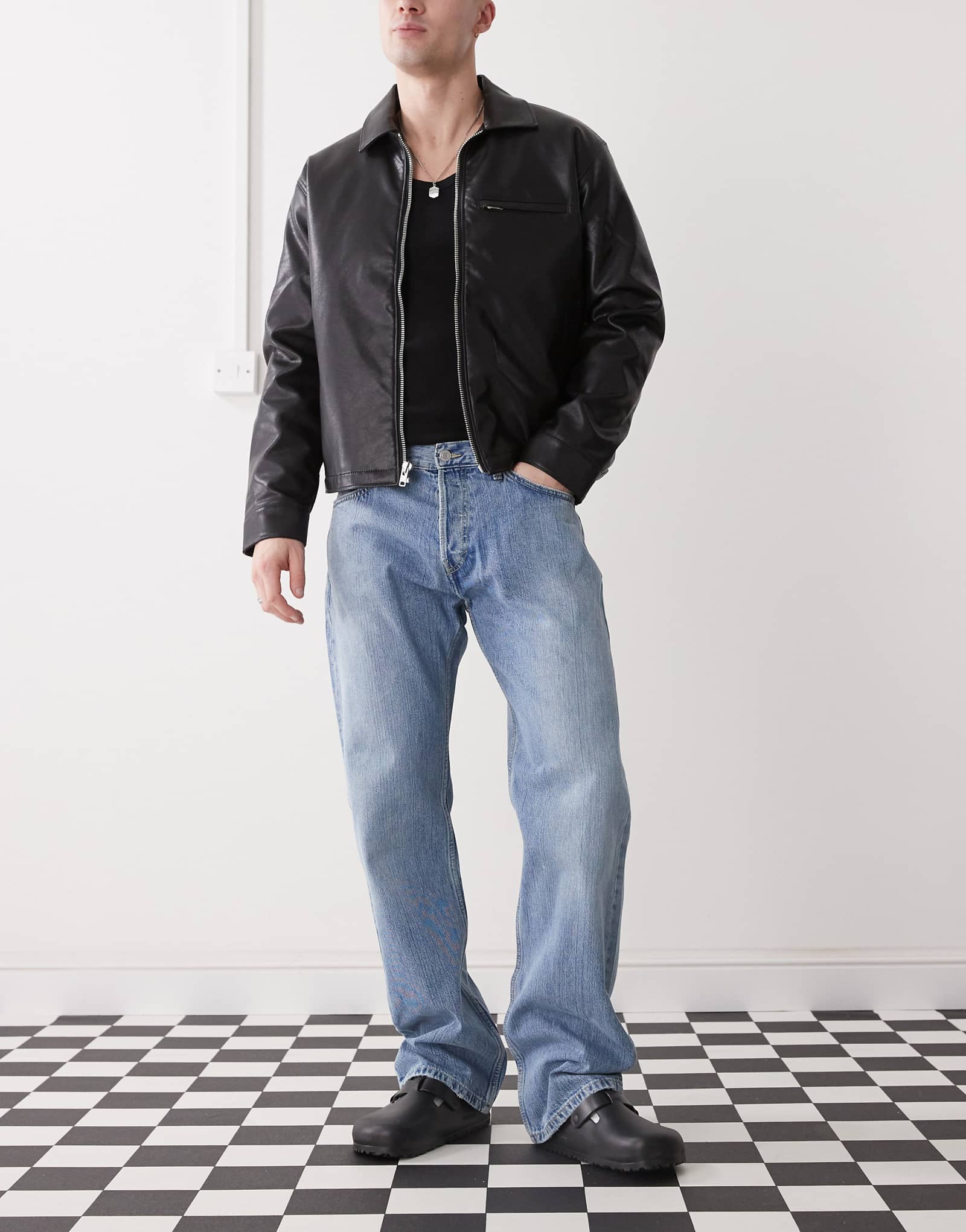 Повседневные джинсы с низкой посадкой и прямыми штанинами светло-голубого цвета 5990₽