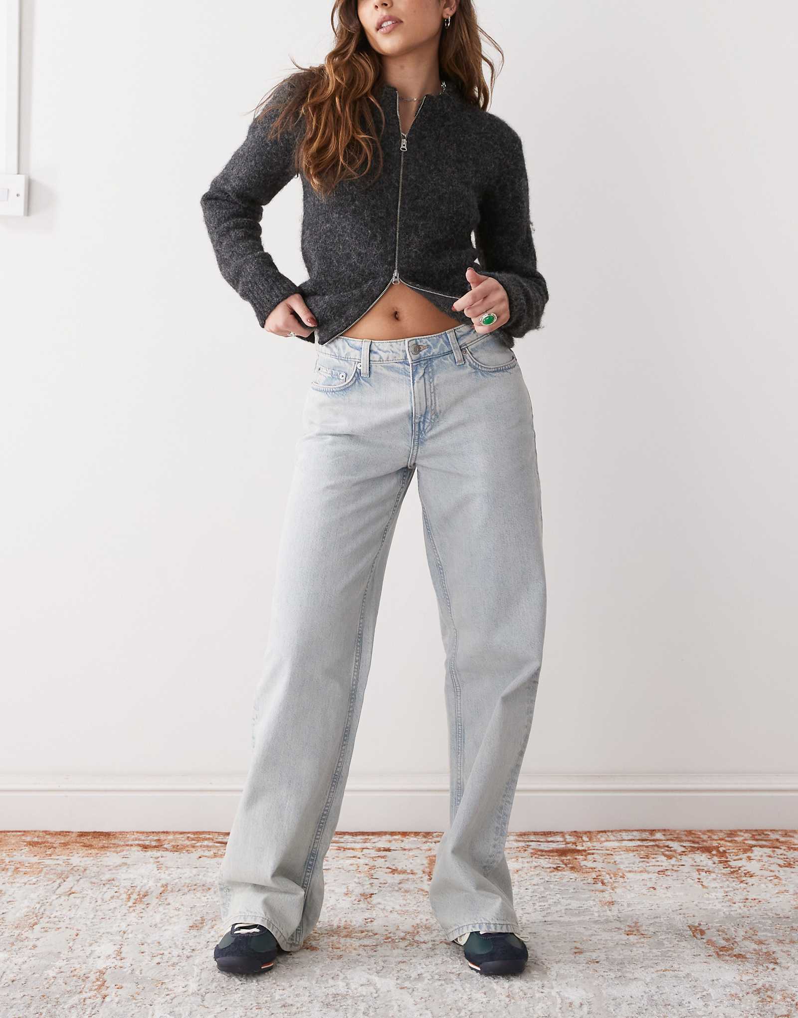 Просторные джинсы с заниженной талией и мешковатым кроем светло-голубого цвета для буднего дня 12990₽