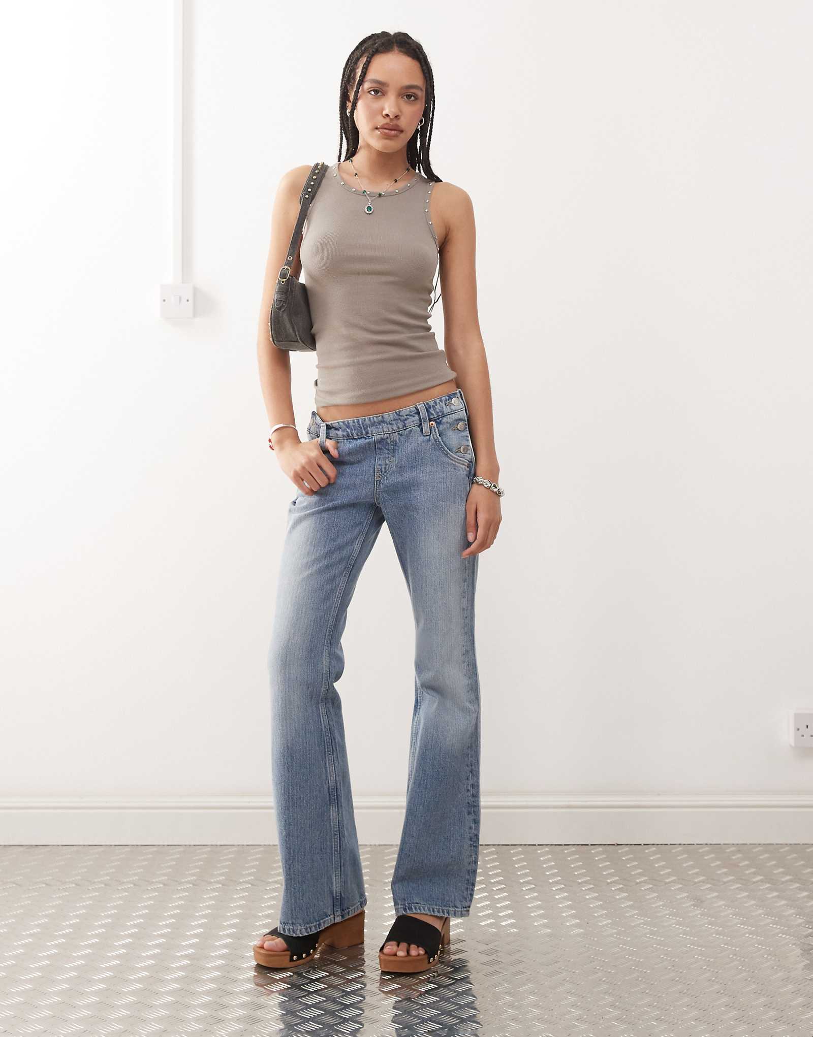 Повседневные джинсы-клеш с заниженной талией и боковыми пуговицами в западном стиле в синюю полоску с эффектом стирки 13090₽