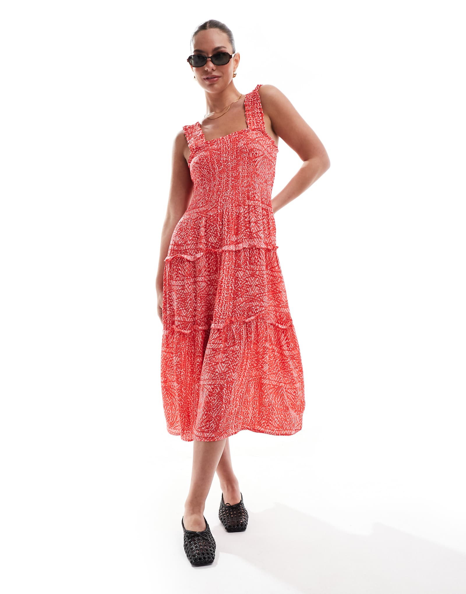 Платье-миди на бретельках Vero Moda в складку с красным принтом 10290₽