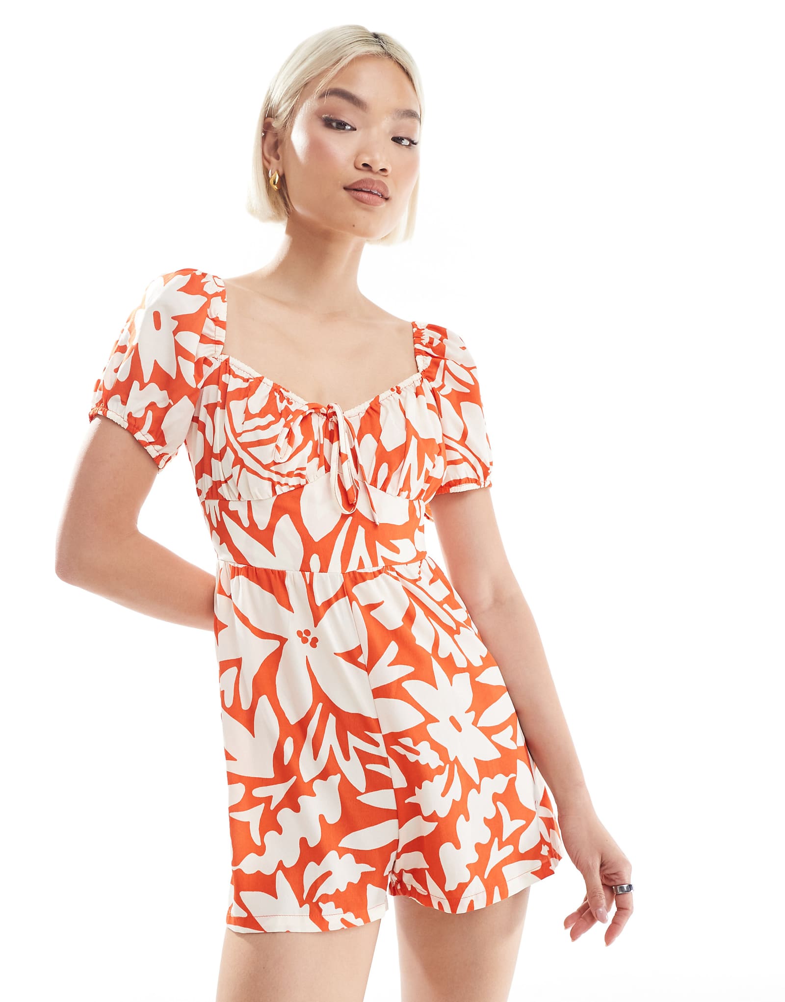 Красный комбинезон девушки-доярки для среды 2490₽