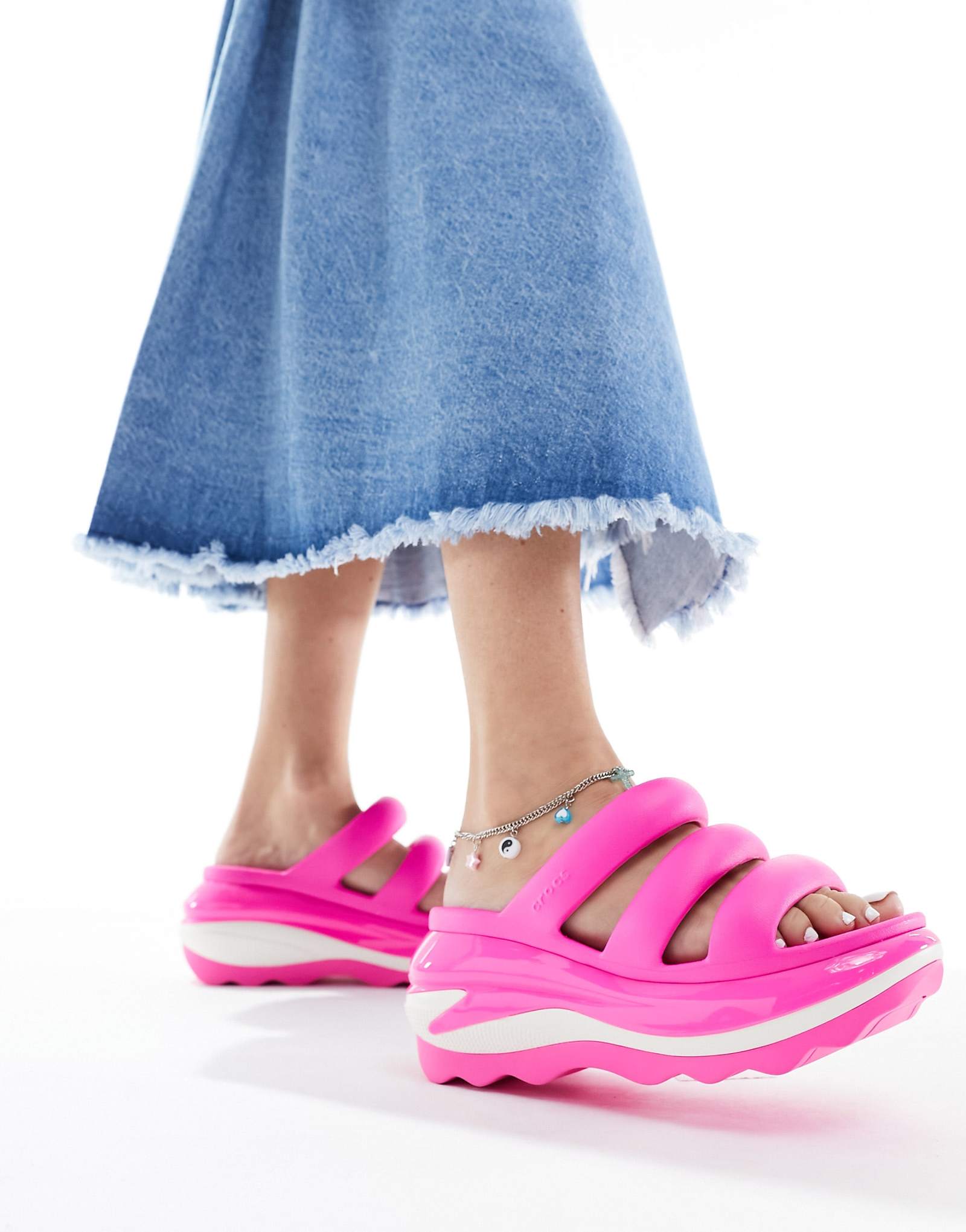 Сандалии на ремешке Crocs Mega crush 3 розового цвета crush 2990₽