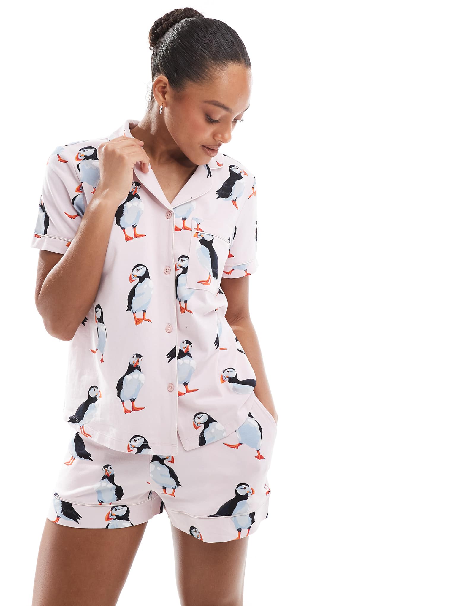 Хлопчатобумажная рубашка Chelsea Peers с коротким рукавом и воротником-стойкой и шорты с принтом 
