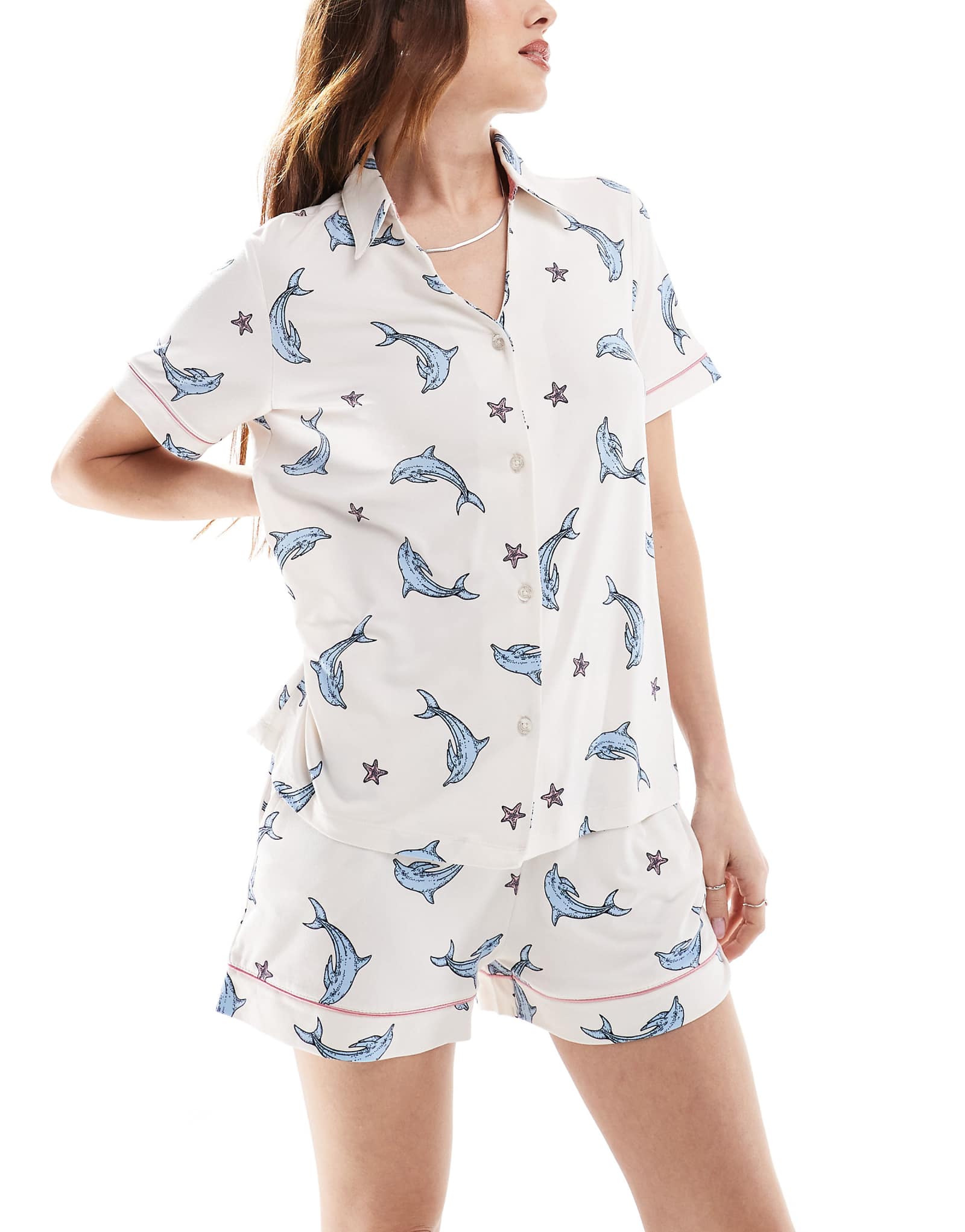 Топ Chelsea Peers poly с коротким рукавом revere и укороченным кроем с принтом дельфинов