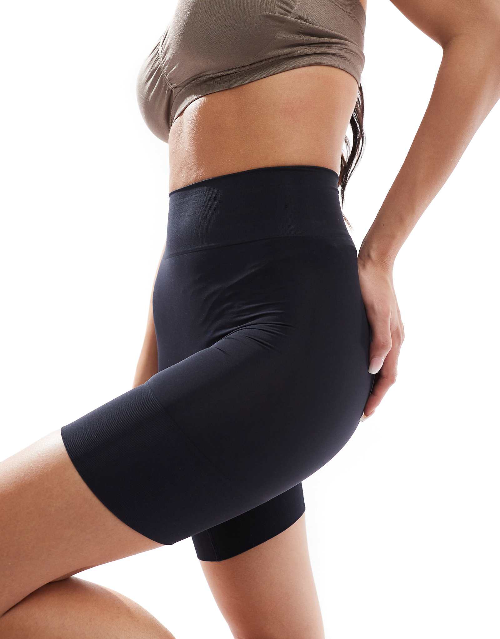 Черные шорты Dorina Essensual со средней талией разглаживающие кожу и предотвращающие натирание 5690₽