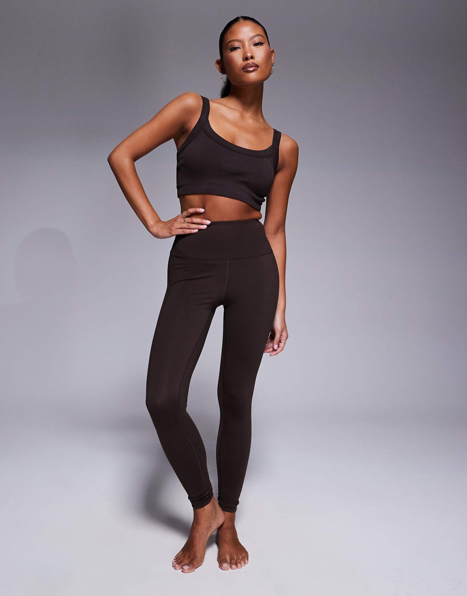 4505 Миниатюрные леггинсы Icon soft touch для занятий йогой в спортзале шоколадного цвета 5690₽