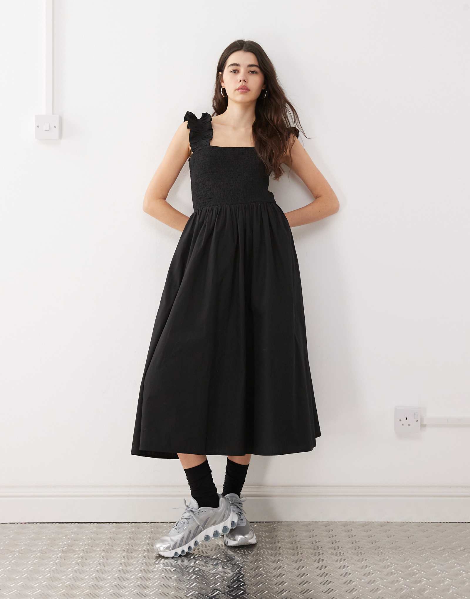 Миди-платье на бретельках с рюшами в сговоре 10790₽