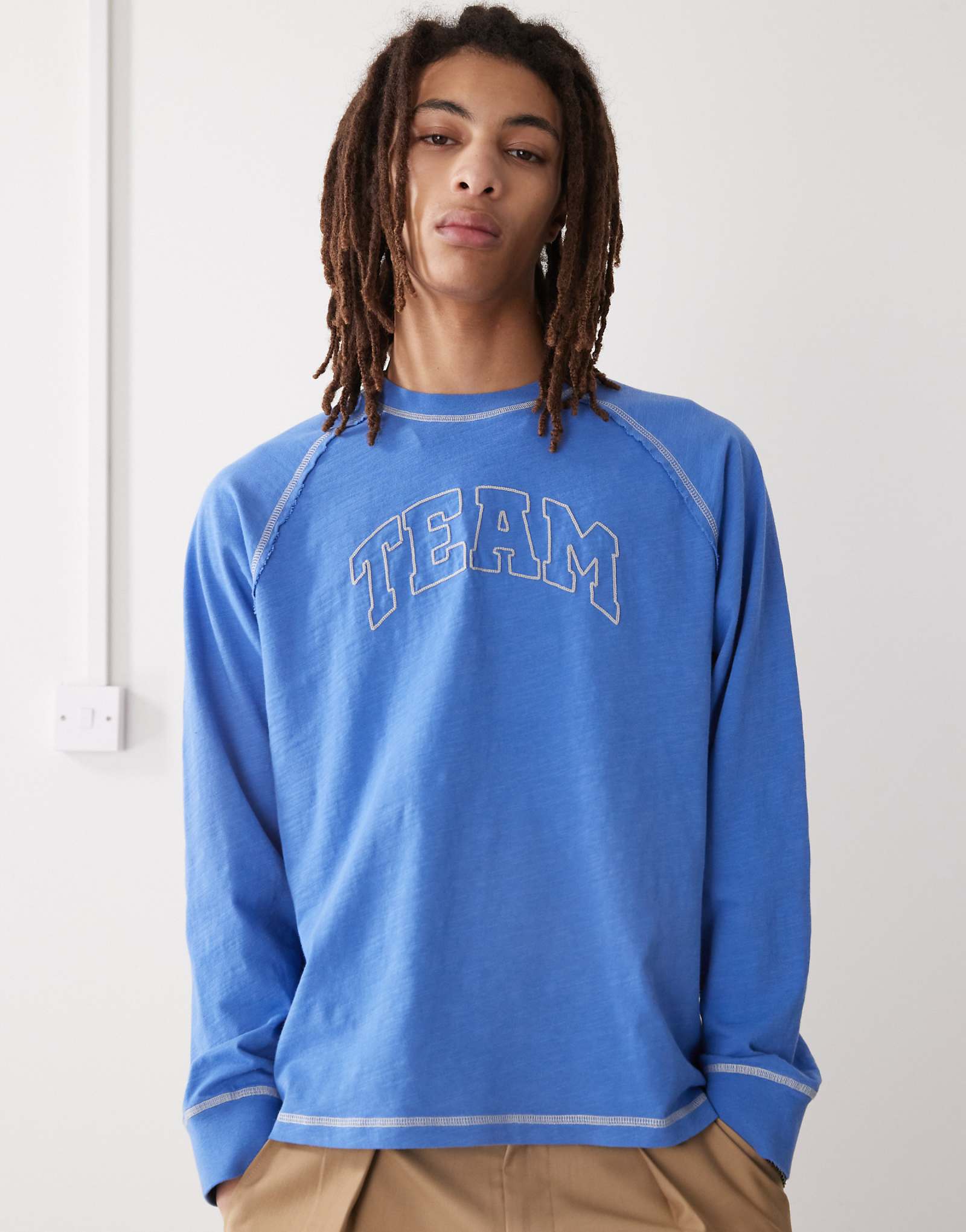 Футболка COLLUSION с длинным рукавом и университетским принтом синего цвета 4690₽