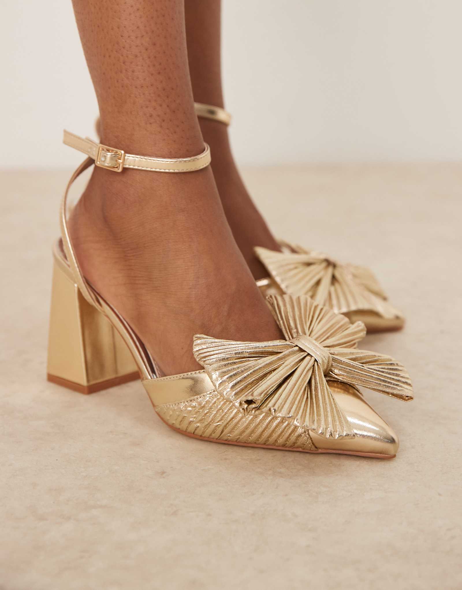 Туфли-лодочки Be Mine на высоком каблуке Sierra с бантиком из золотистого атласа