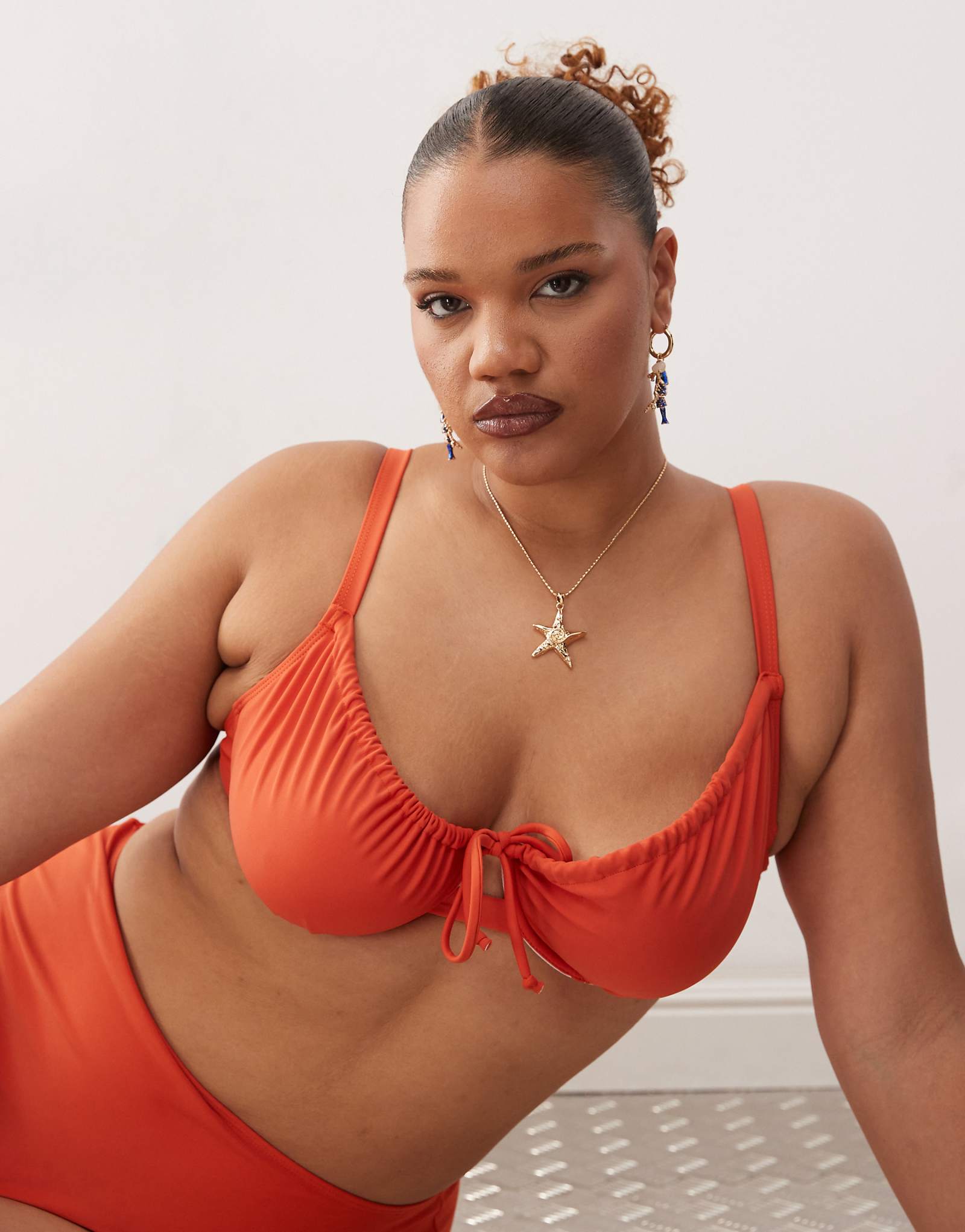 Топ-бикини на косточках COLLUSION Curve цвета жженого апельсина в сочетании с другими моделями 3590₽