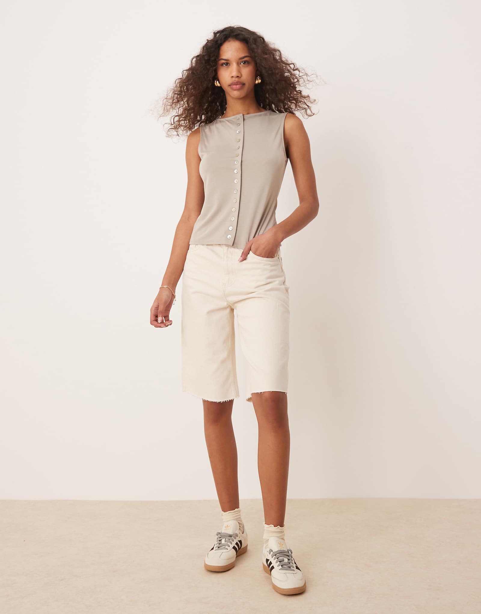 Удлиненные джинсовые шорты Calvin Klein Jeans цвета экрю после стирки