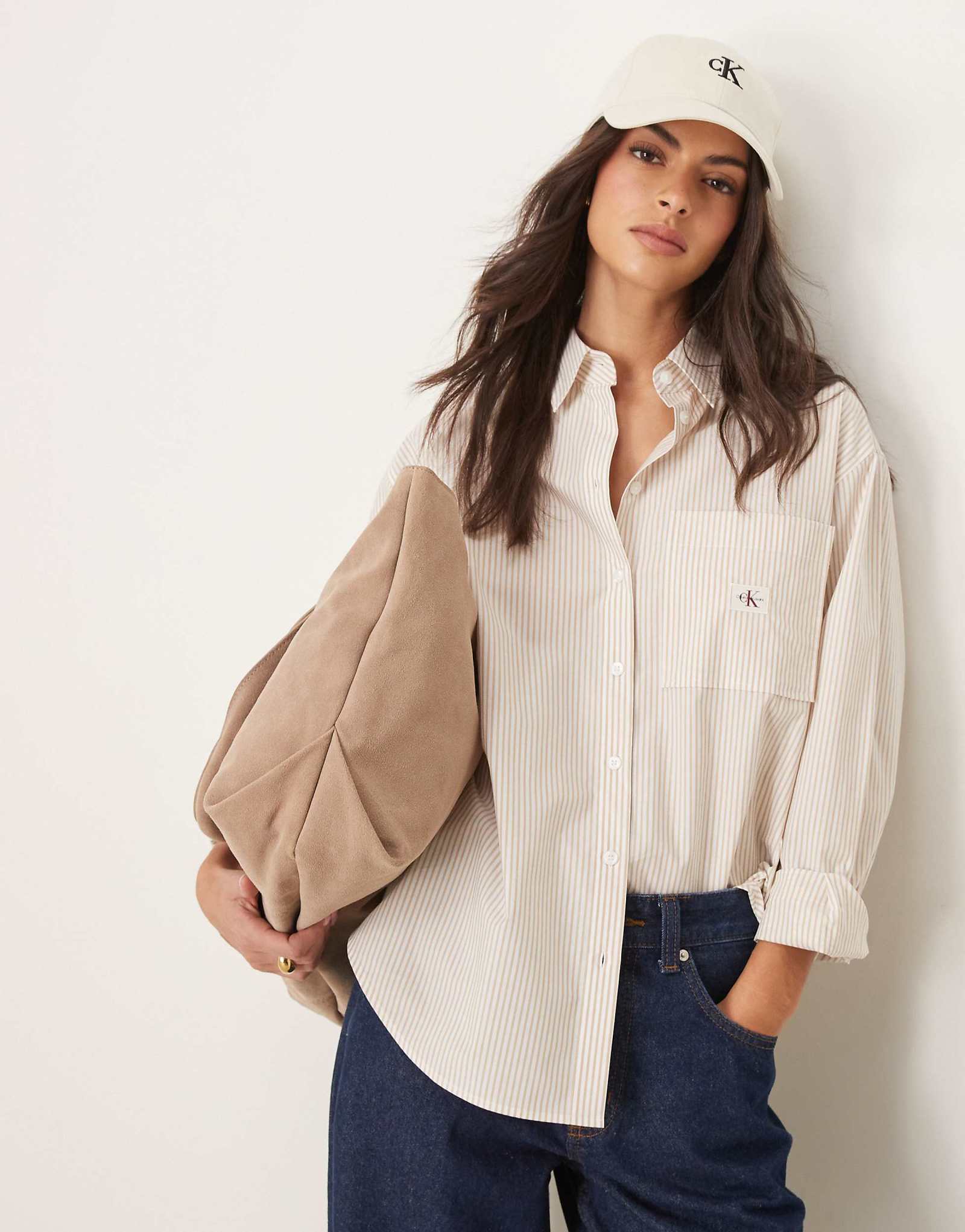 Непринужденная рубашка с тканым лейблом Calvin Klein Jeans в белую и бежевую полоску 23490₽