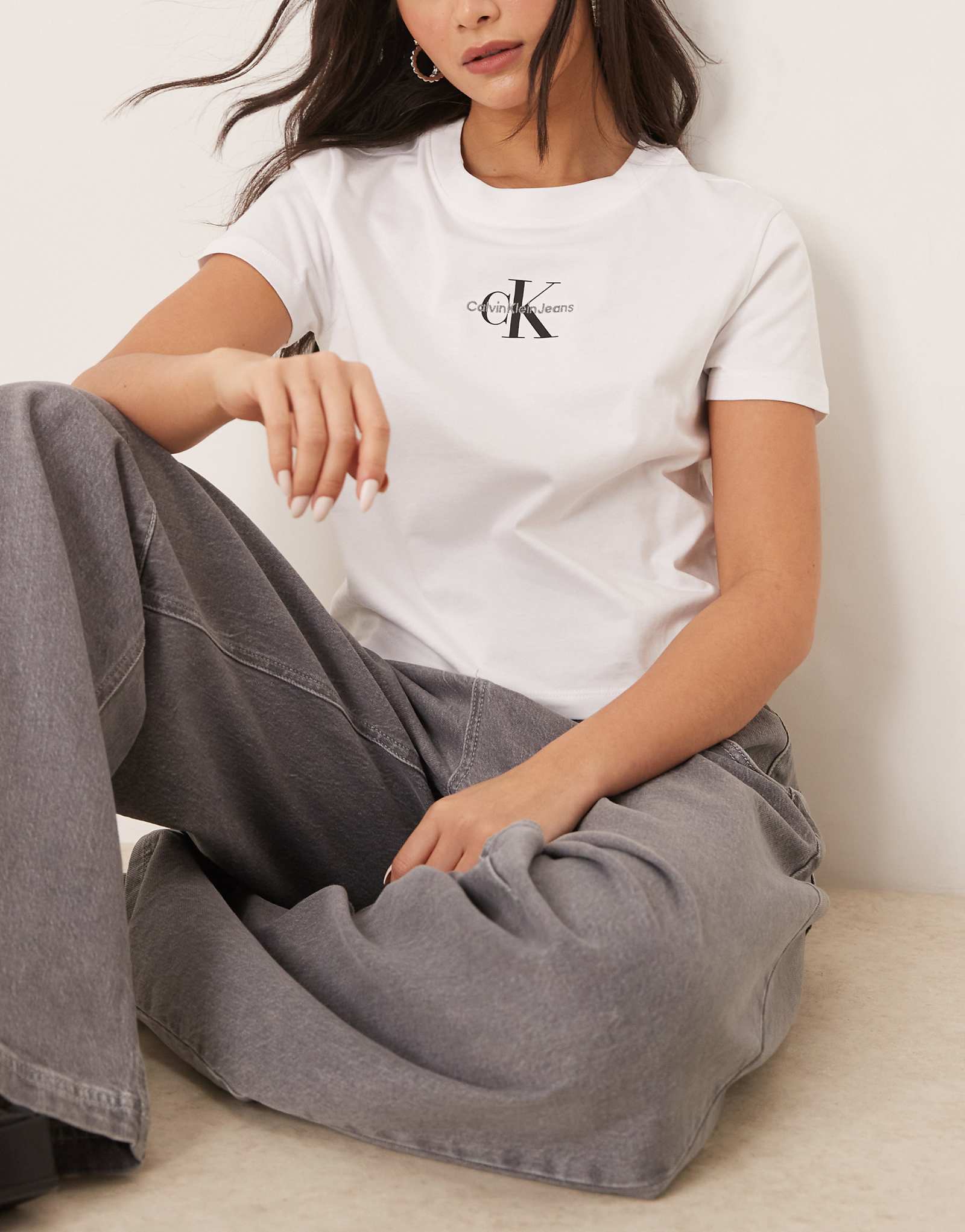 Детская футболка Calvin Klein Jeans monologo белого цвета 7490₽