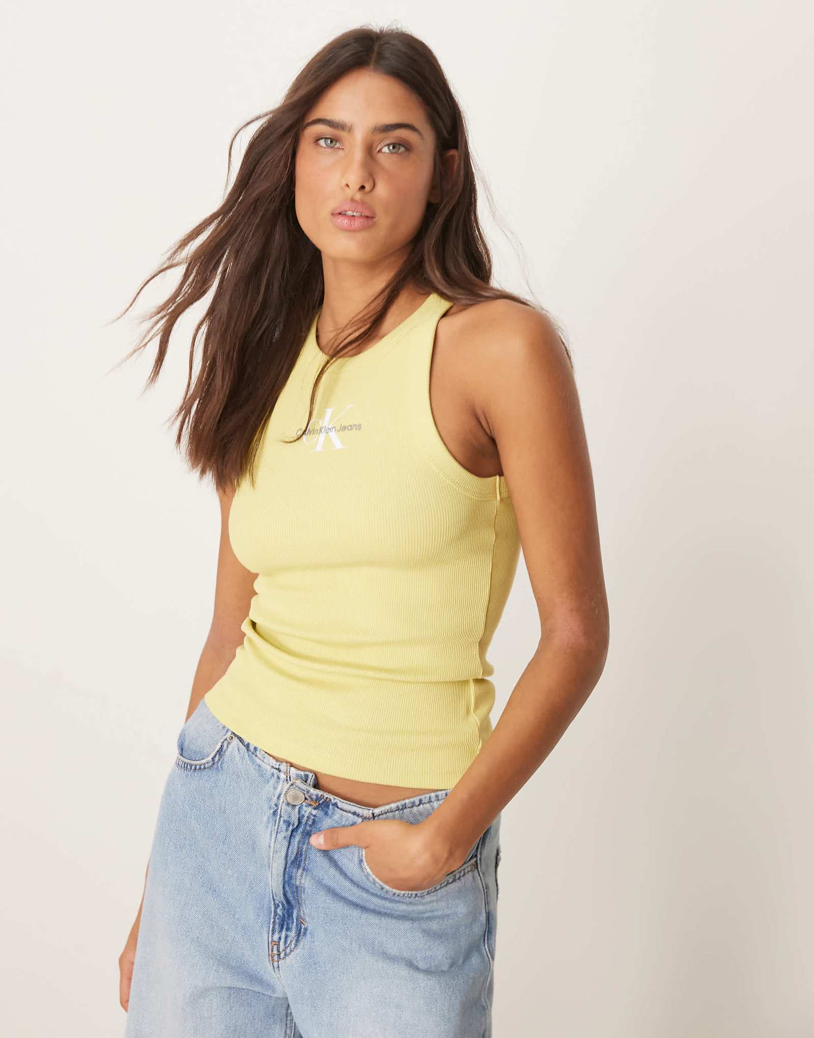 Майка в рубчик от Calvin Klein Jeans monologo желтого цвета 6690₽