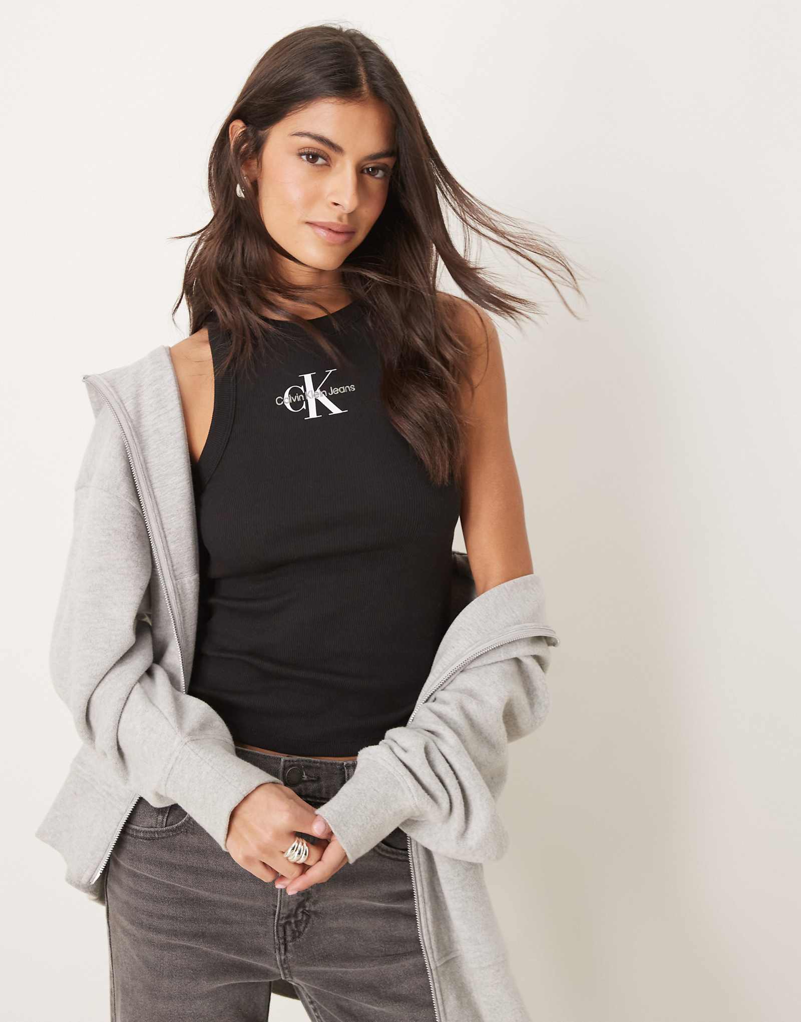 Майка в рубчик от Calvin Klein Jeans monologo черного цвета 7190₽