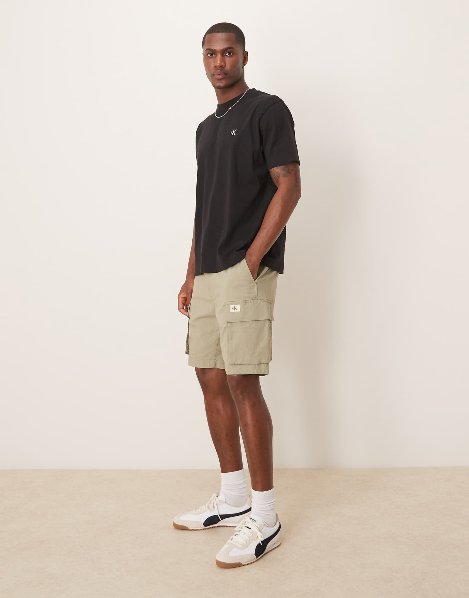 Шорты-карго Calvin Klein Jeans бежевого цвета 18790₽